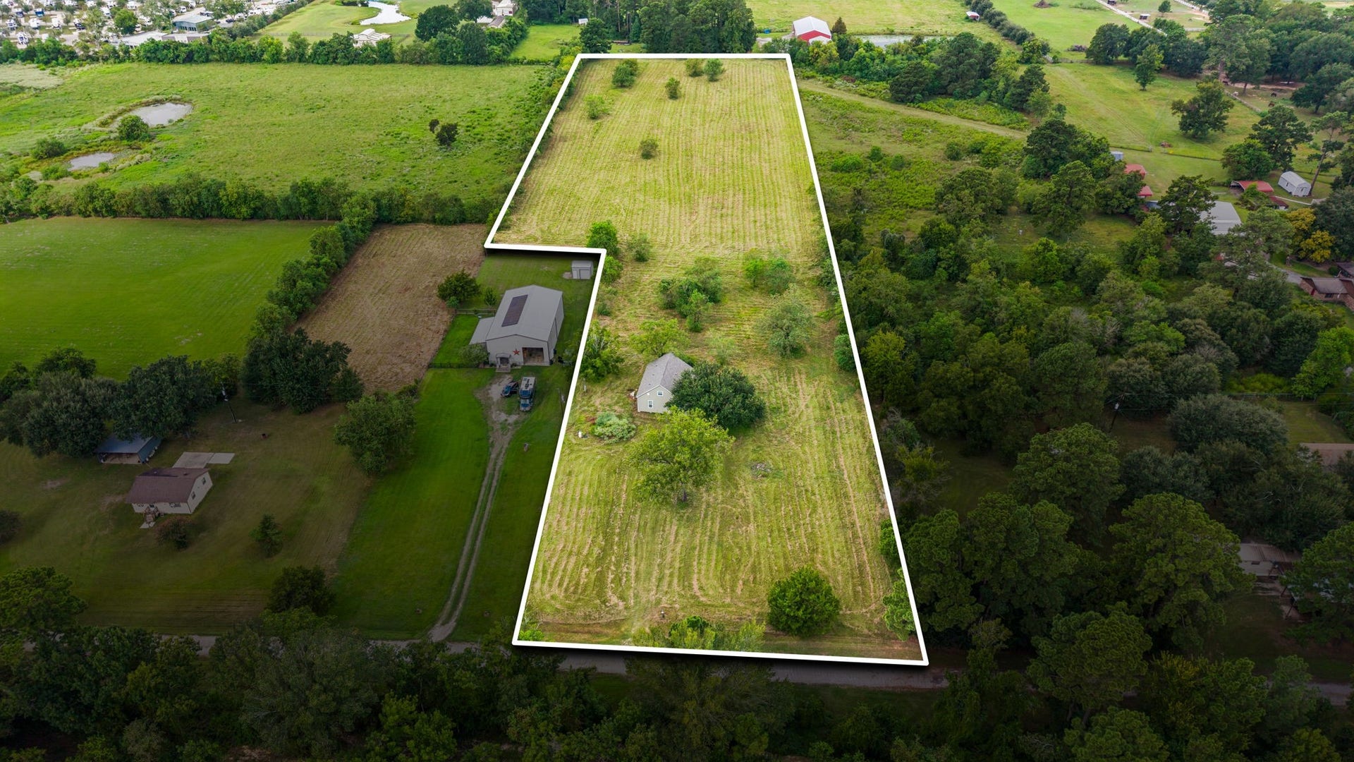 10534 Hufsmith Road, Tomball, TX 77375 Aerial drone layout of 5.7 unrestricted acres in the Tomball/Magnolia area. Outlined boundaries showcase a massive, clear open pasture layout with 100% usage freedom, ideal for commercial development, an equestrian estate, or building a secondary custom luxury compound.