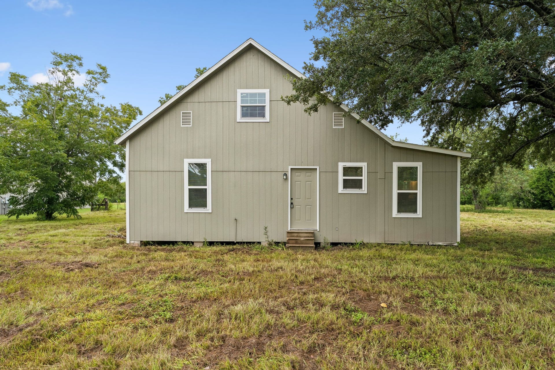 10534 Hufsmith Road, Tomball, TX 77375 Authentic exterior of the remodeled 4-bedroom, 3-bathroom country home. Fully modernized structure featuring a brand-new roof, energy-efficient windows, upgraded siding, and total mechanical updates just outside the Tomball city limits.
