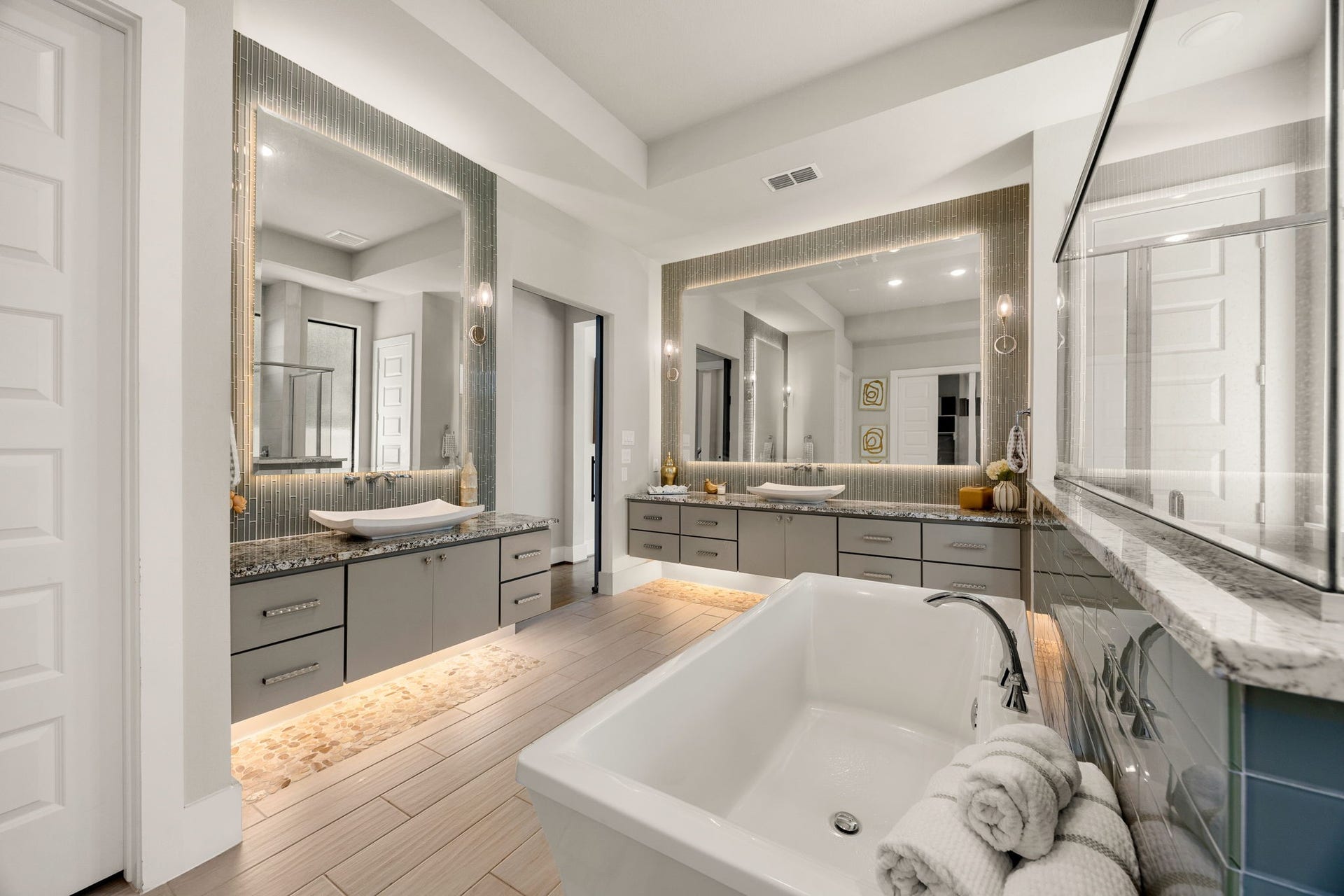 27927 Indigo Ridge Drive, Fulshear, TX 77441 Beautiful primary bathroom with a relaxing soaking tub, generous vanity space, and sophisticated finishes.