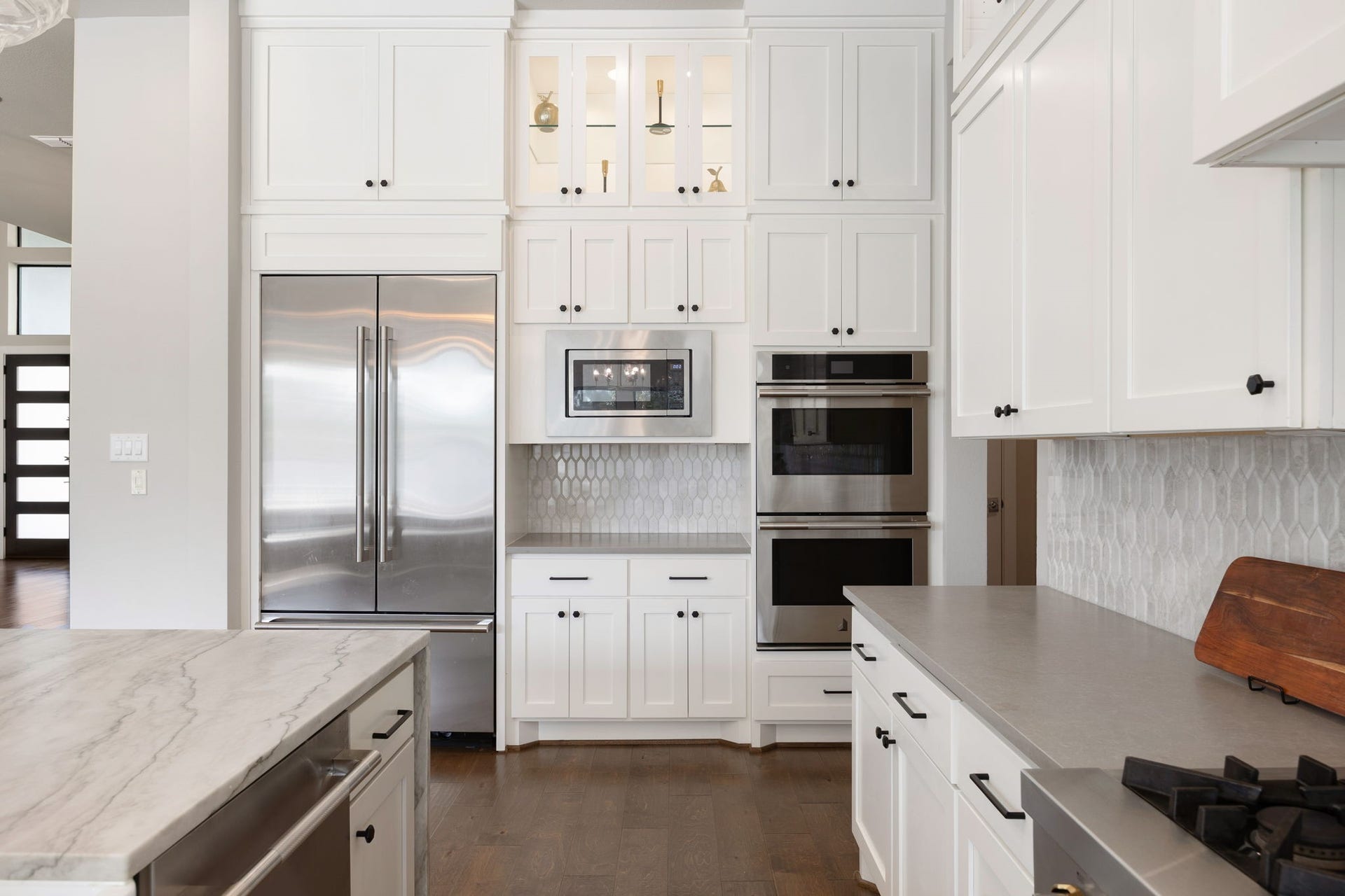 27927 Indigo Ridge Drive, Fulshear, TX 77441 Well-designed kitchen with stainless steel appliances, extensive cabinetry, and plenty of preparation space.