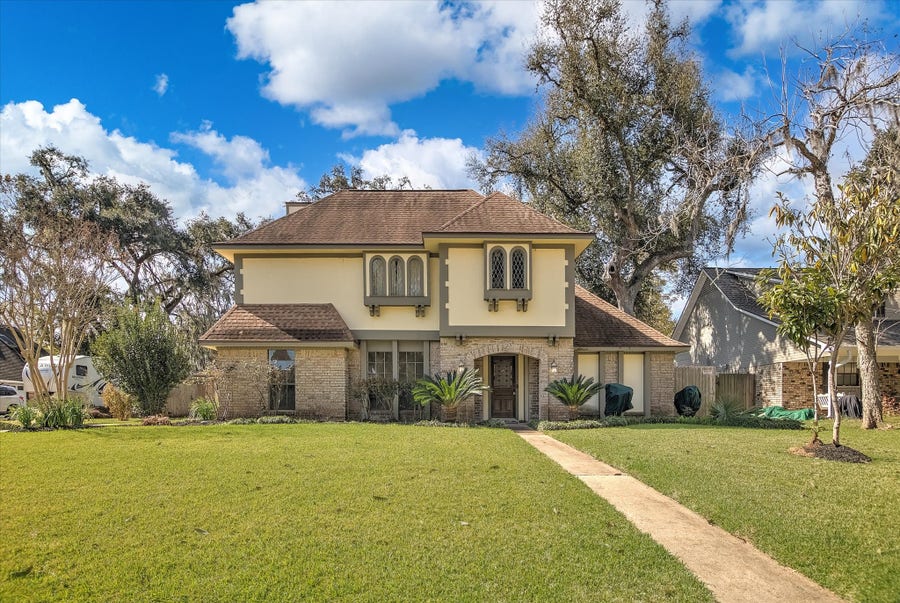 Property photo for 137 Arrowwood Street, Lake Jackson, TX