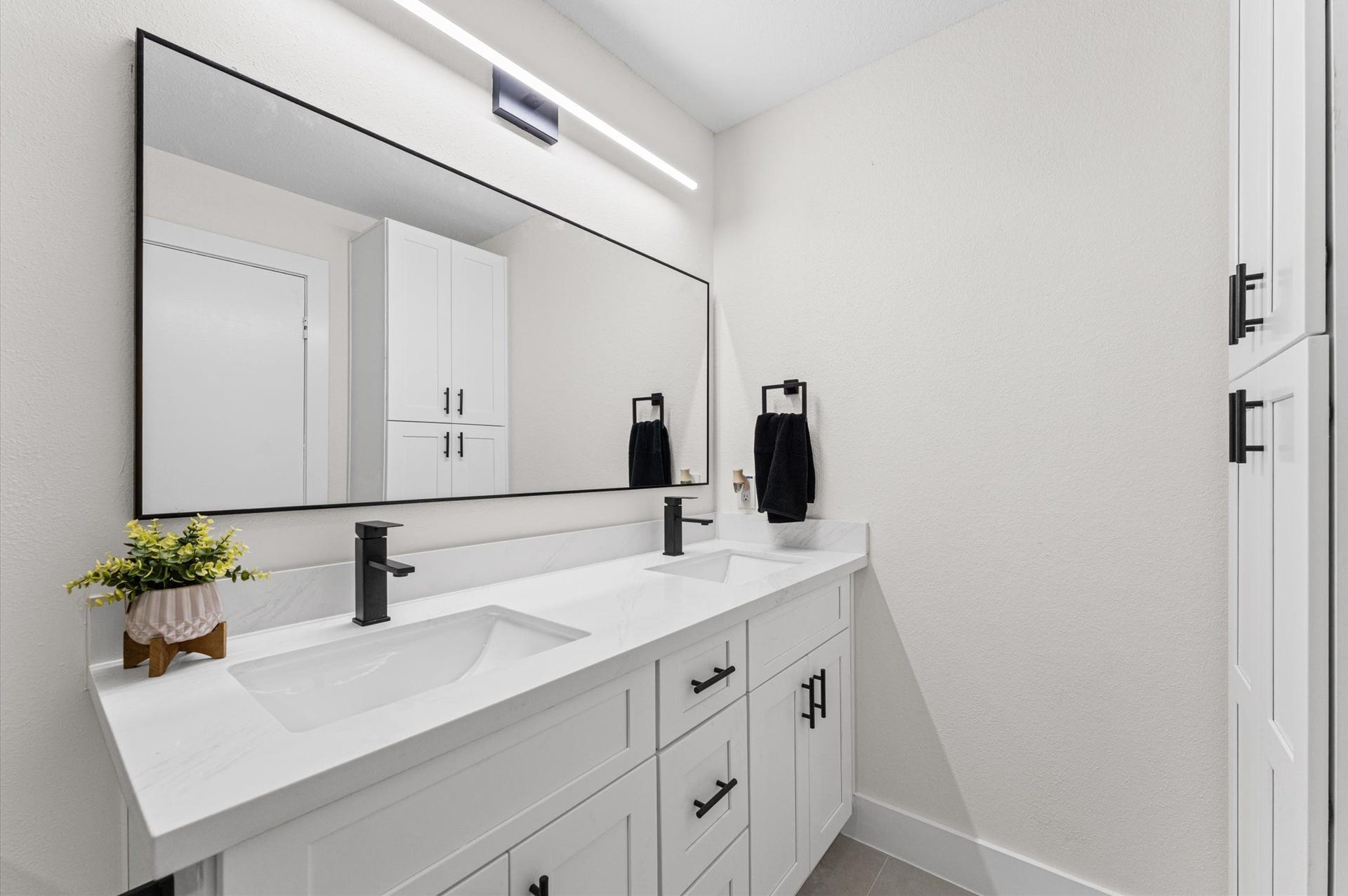 14387 Misty Meadow Lane, Houston, TX 77079 Another angle showcasing the built in towel closet!