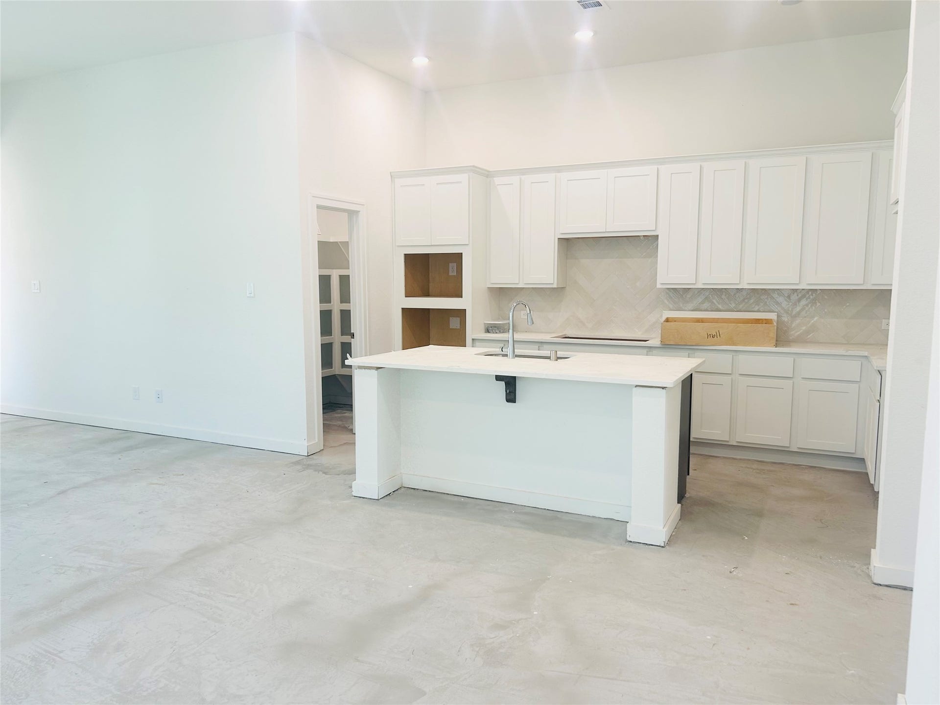 2730 Pathway Crest Lane, Webster, TX 77598 A beautiful kitchen deigned for gatherings, entertainment and making memories!