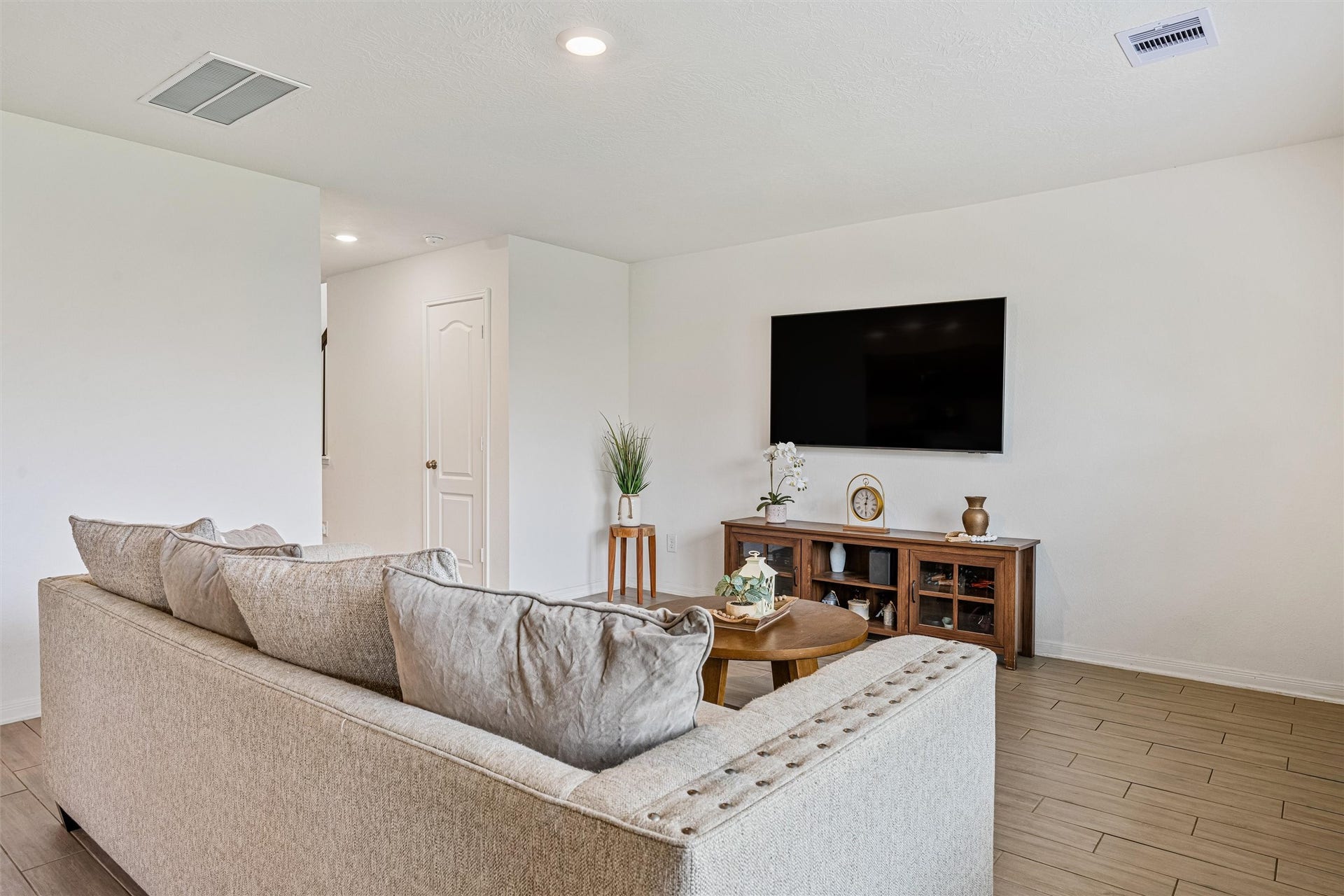 2873 Shimmer Edge Drive, Katy, TX 77493 The clean lines, neutral palette, and consistent flooring throughout create a cohesive and modern feel, while the open layout keeps the space connected yet well-defined for relaxation and hosting guests.