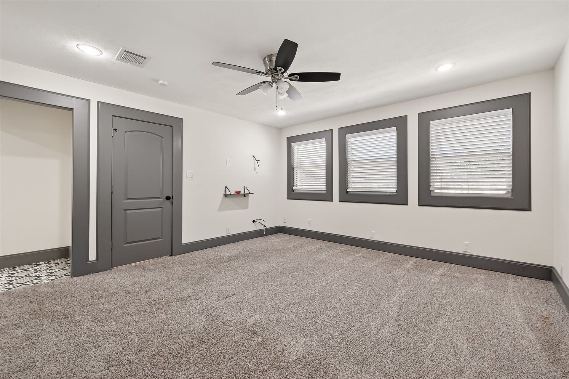 10054 Cedardale Drive, Houston, TX 77055 another picture of the room.