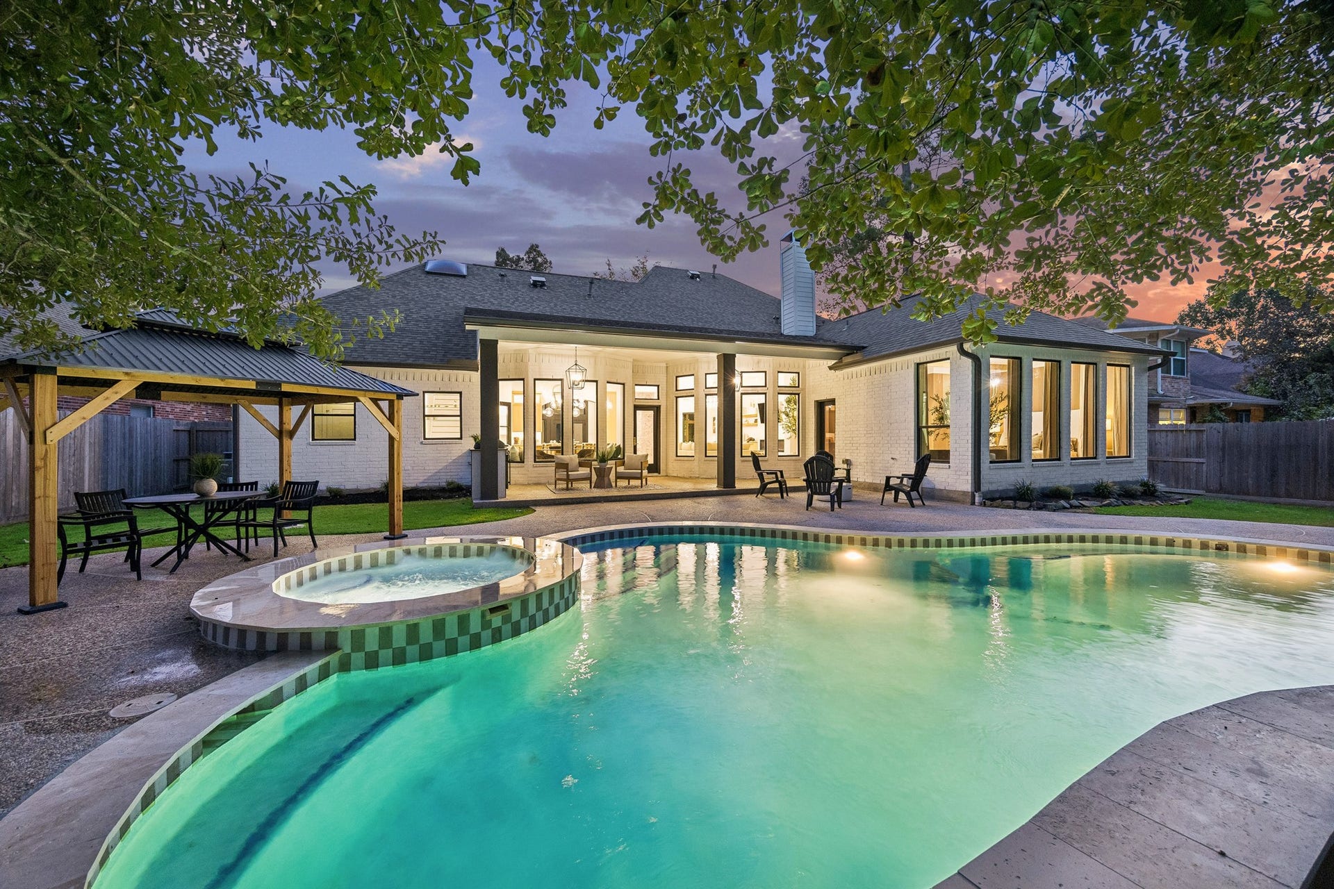 34 N Lansdowne Circle, The Woodlands, TX 77382 Really enjoy this space and a bonus with the brand new waterline tile