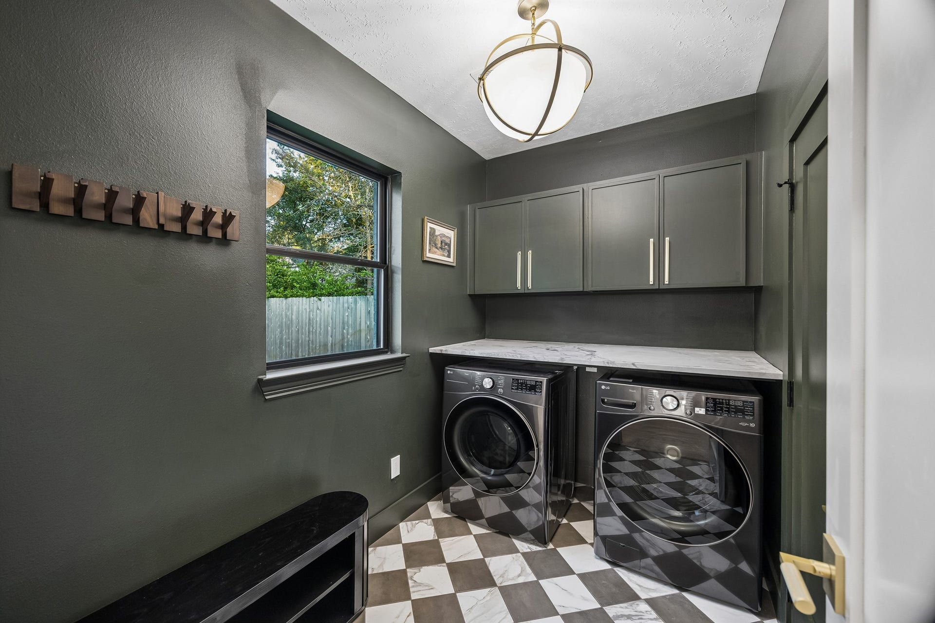 34 N Lansdowne Circle, The Woodlands, TX 77382 Enjoy the view outside while doing laundry in this stunning room