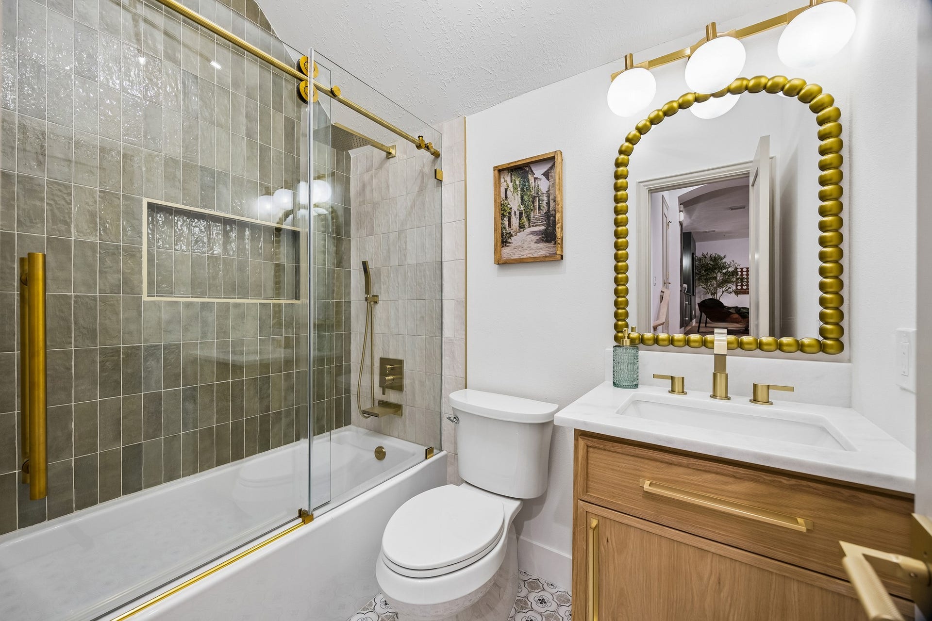 34 N Lansdowne Circle, The Woodlands, TX 77382 Another full bathroom completes the upstairs