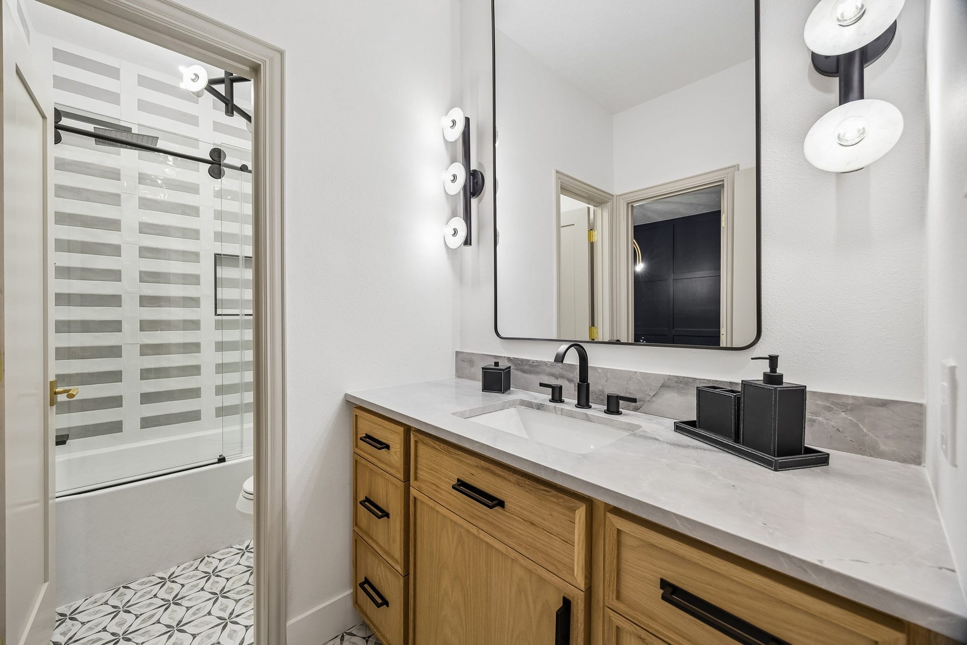 34 N Lansdowne Circle, The Woodlands, TX 77382 Full bathroom with matte black fixtures