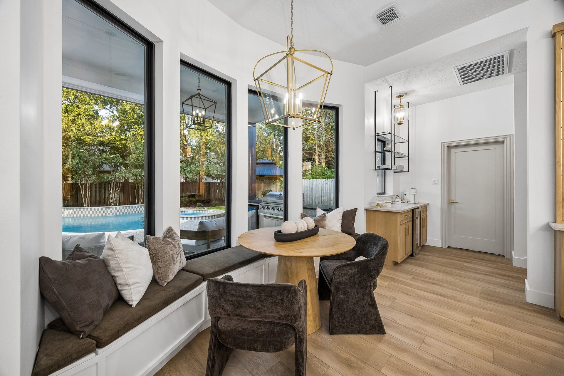 34 N Lansdowne Circle, The Woodlands, TX 77382 Breakfast banquette