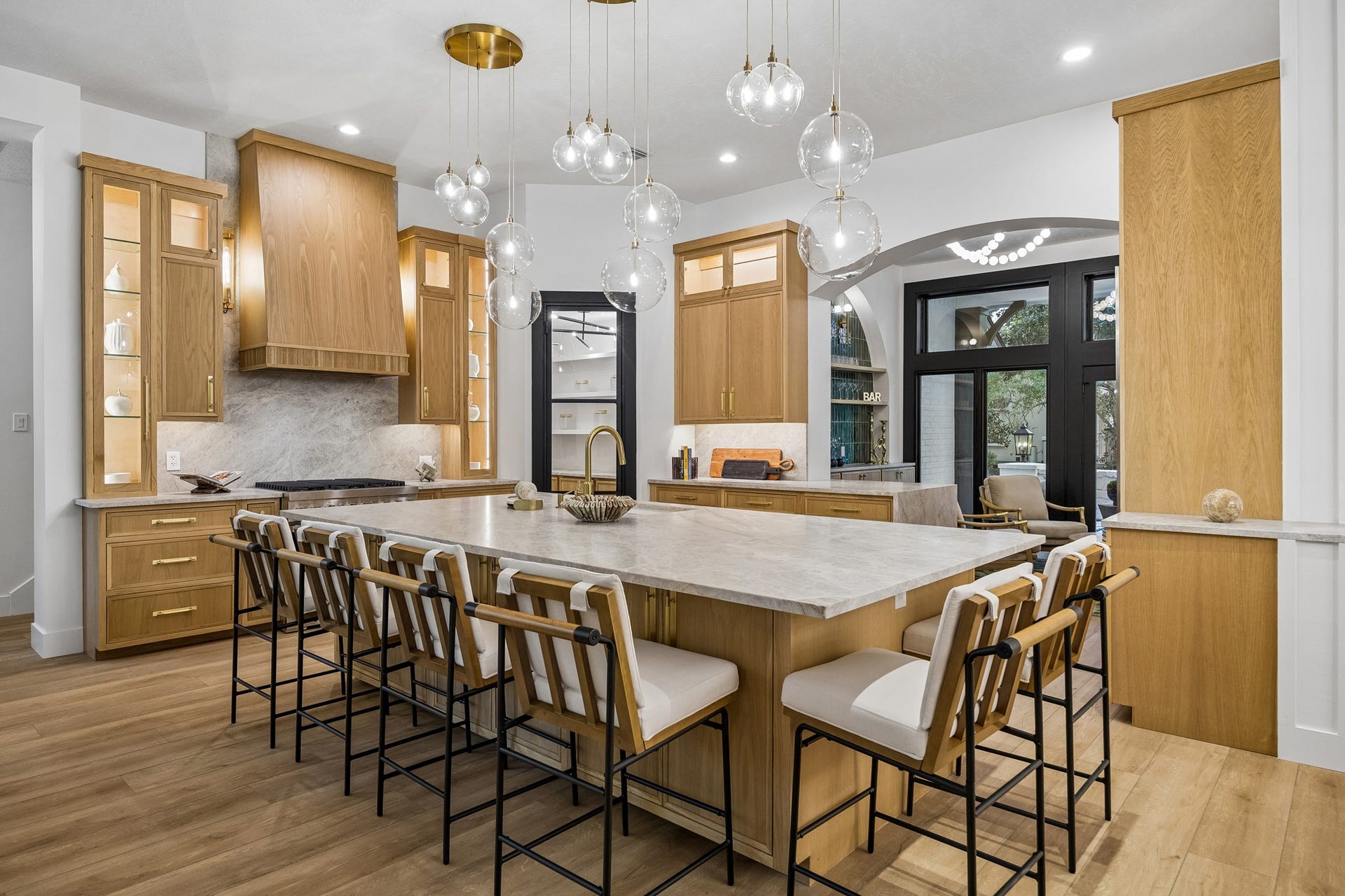 34 N Lansdowne Circle, The Woodlands, TX 77382 Island seating with room for 6!