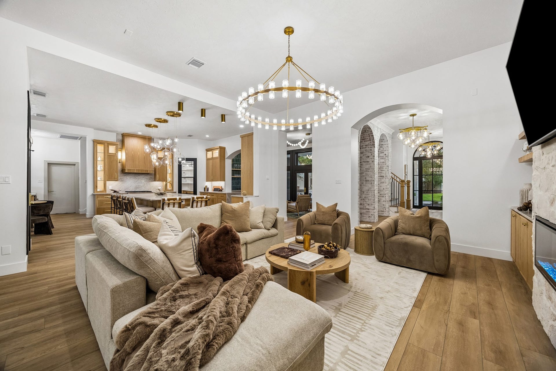 34 N Lansdowne Circle, The Woodlands, TX 77382 No expense was spared
