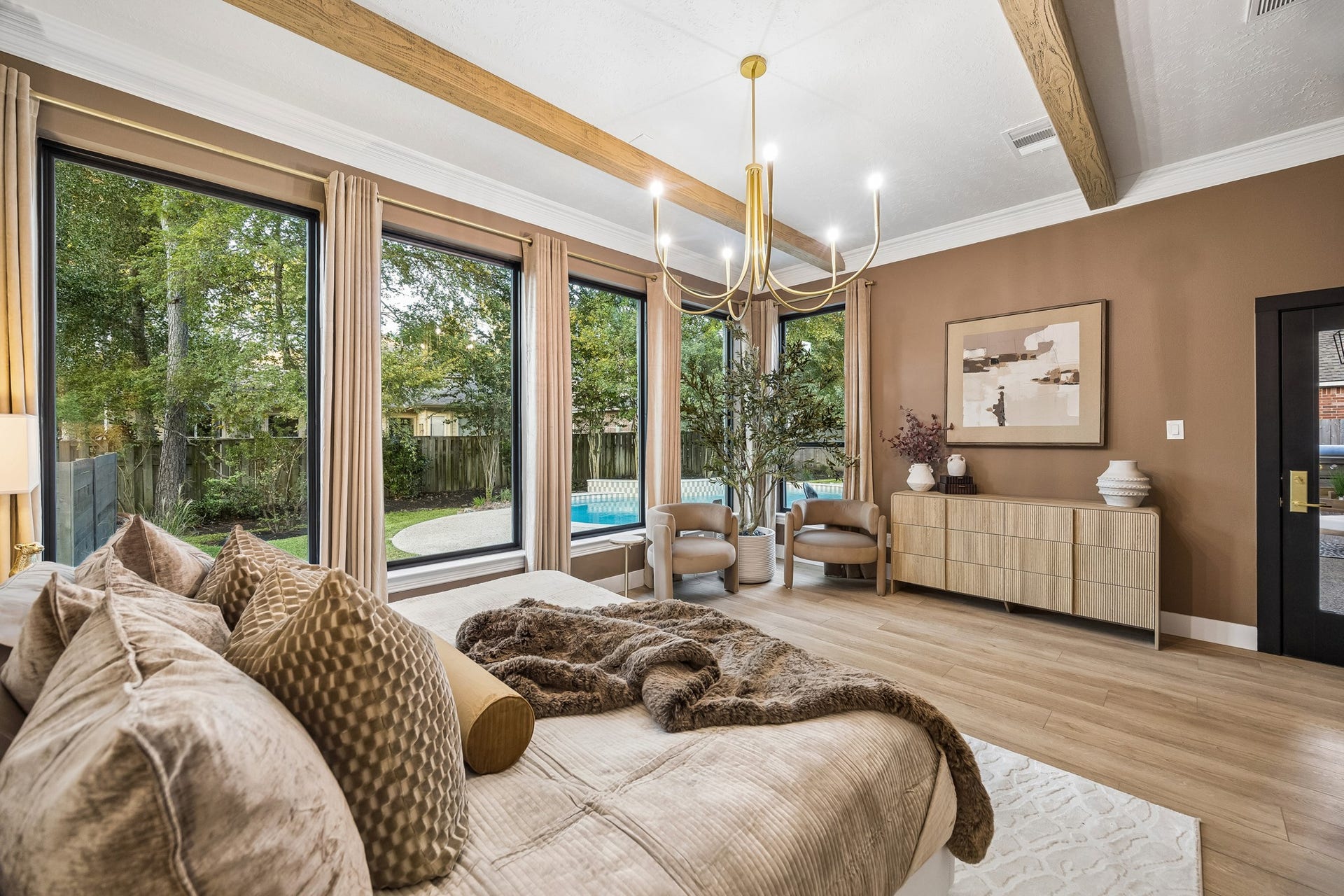 34 N Lansdowne Circle, The Woodlands, TX 77382 Tons of natural light in this room