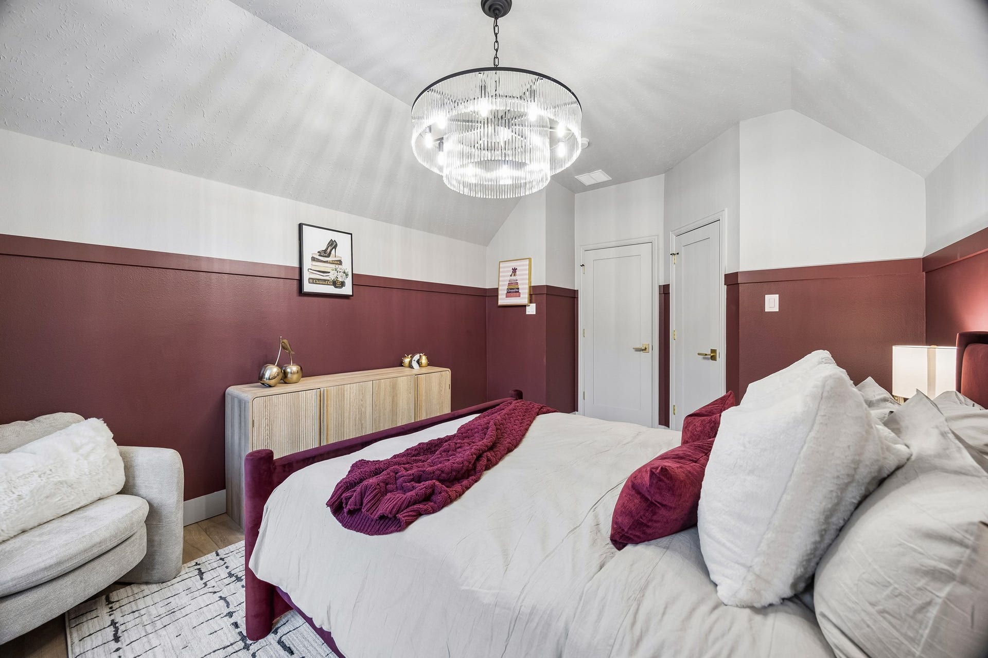 34 N Lansdowne Circle, The Woodlands, TX 77382 Swooning over this rich purple