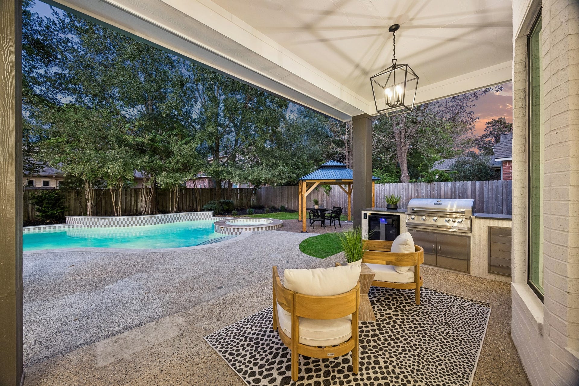 34 N Lansdowne Circle, The Woodlands, TX 77382 Your back patio awaits