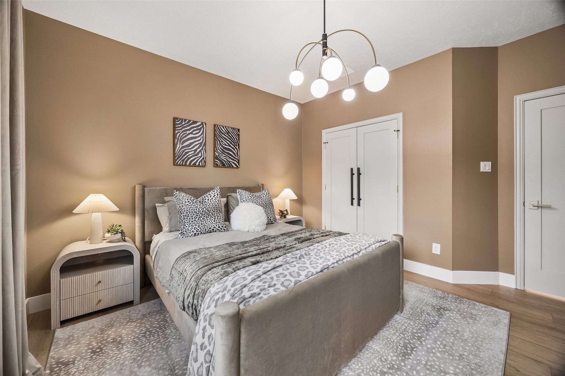 34 N Lansdowne Circle, The Woodlands, TX 77382 A chandelier for everyone!