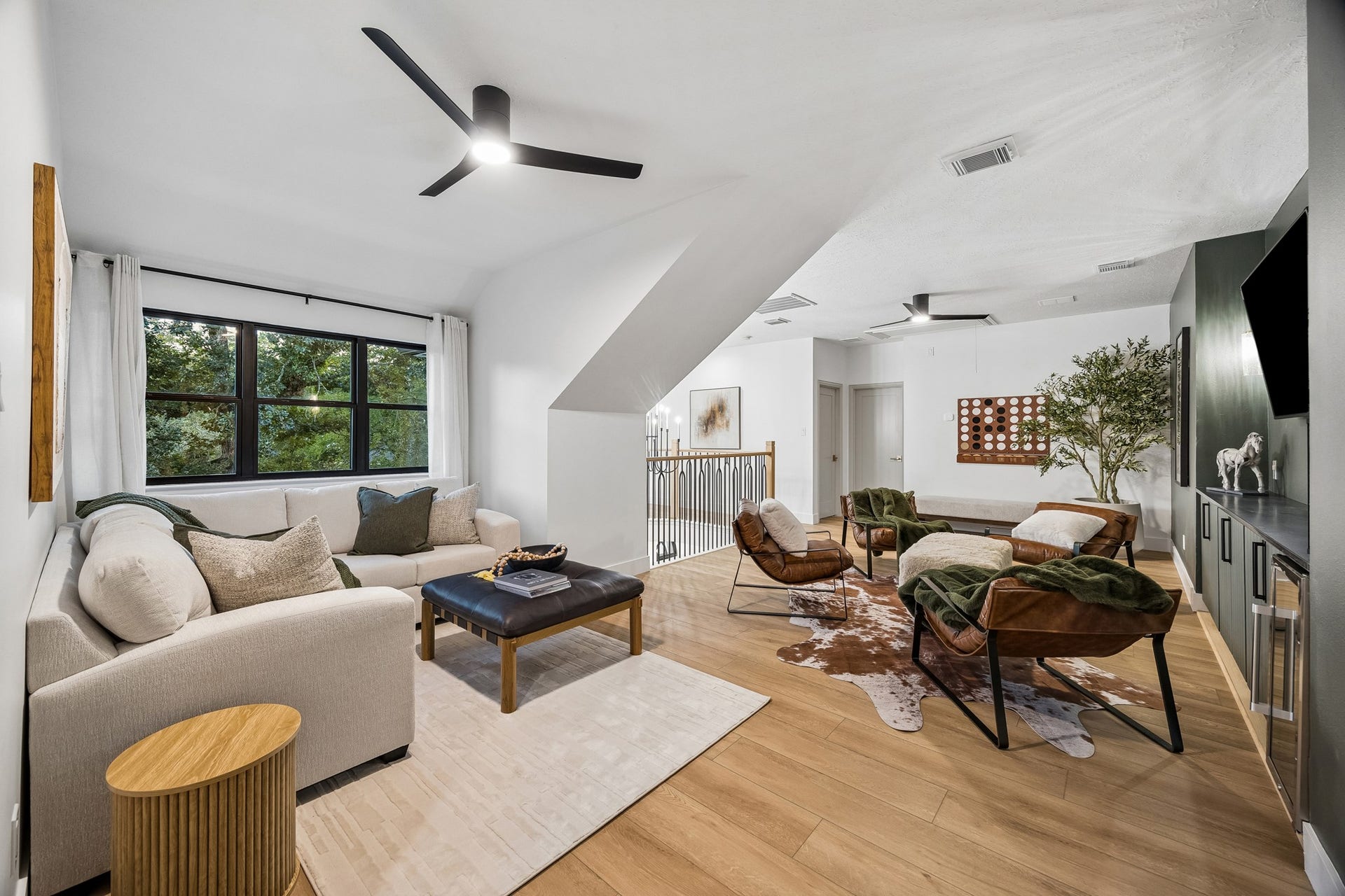 34 N Lansdowne Circle, The Woodlands, TX 77382 The second floor flex space has been thoughtfully renovated to include a few spaces