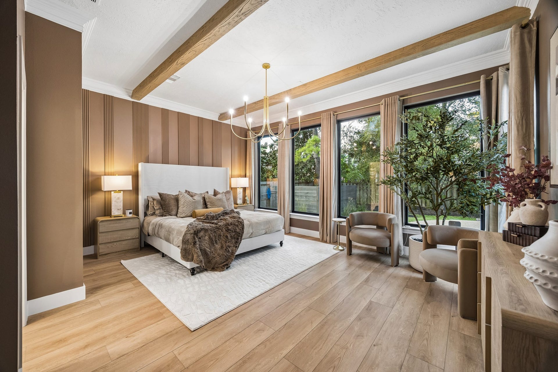 34 N Lansdowne Circle, The Woodlands, TX 77382 Stunning primary bedroom with access to the back patio