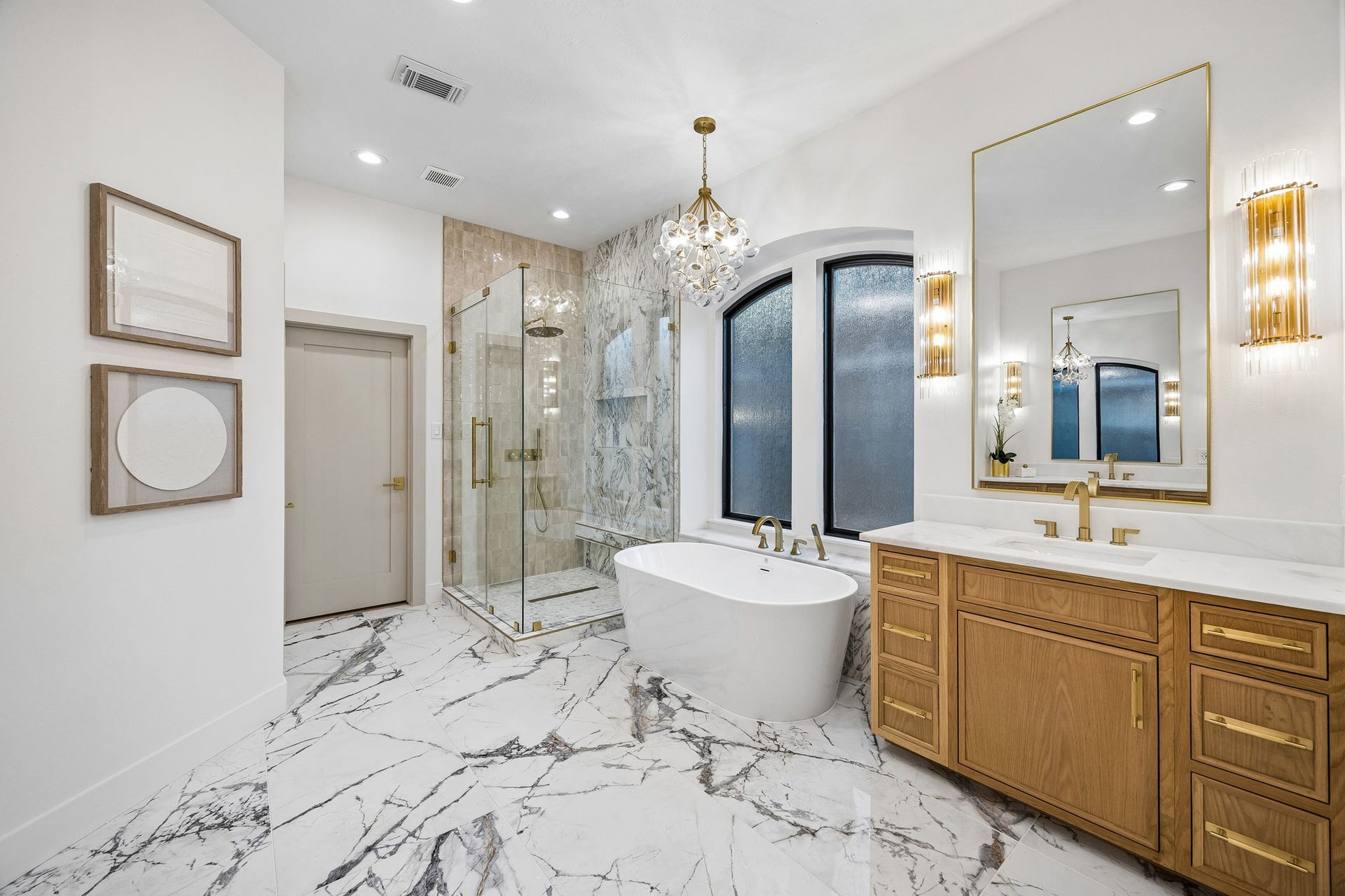 34 N Lansdowne Circle, The Woodlands, TX 77382 Primary bathroom is clean and modern