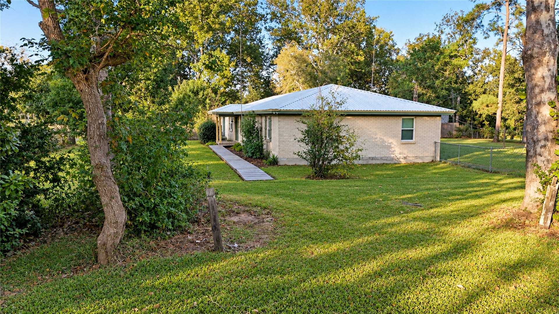 4929 S Elm Avenue, Santa Fe, TX 77517 Side yard