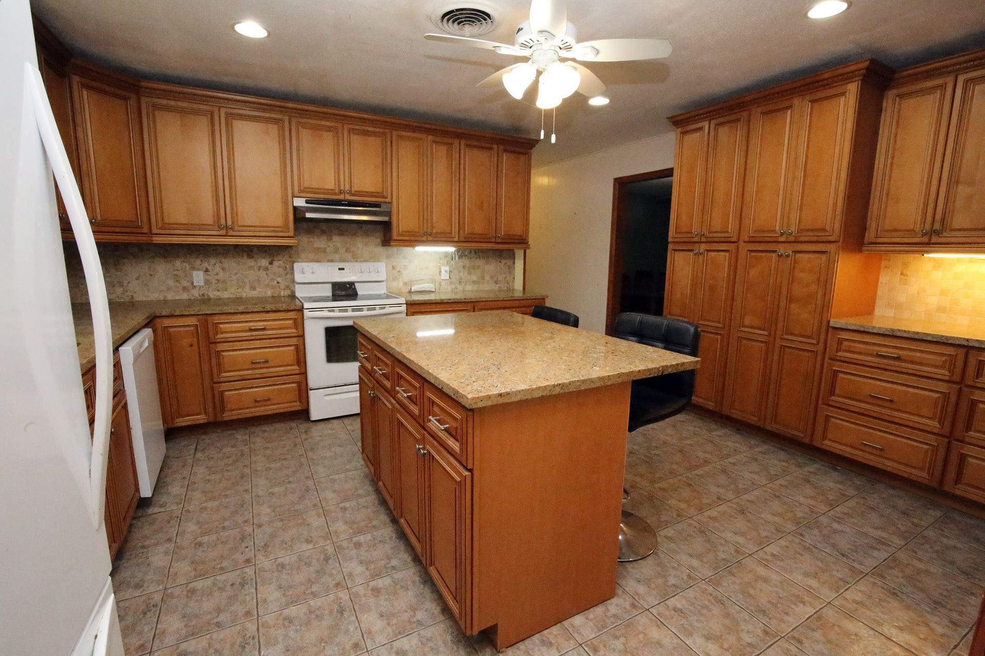 4929 S Elm Avenue, Santa Fe, TX 77517 Look at all those cabinets!