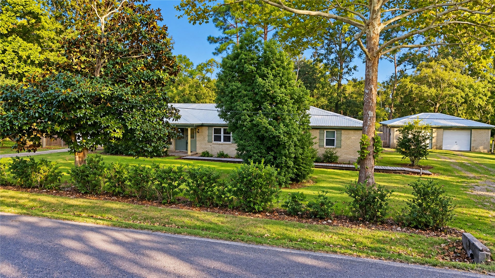 4929 S Elm Avenue, Santa Fe, TX 77517 This four-bedroom 2 bath home sits on 1.8 Acres. 1 car attached garage and 2 car detached garage/workshop.