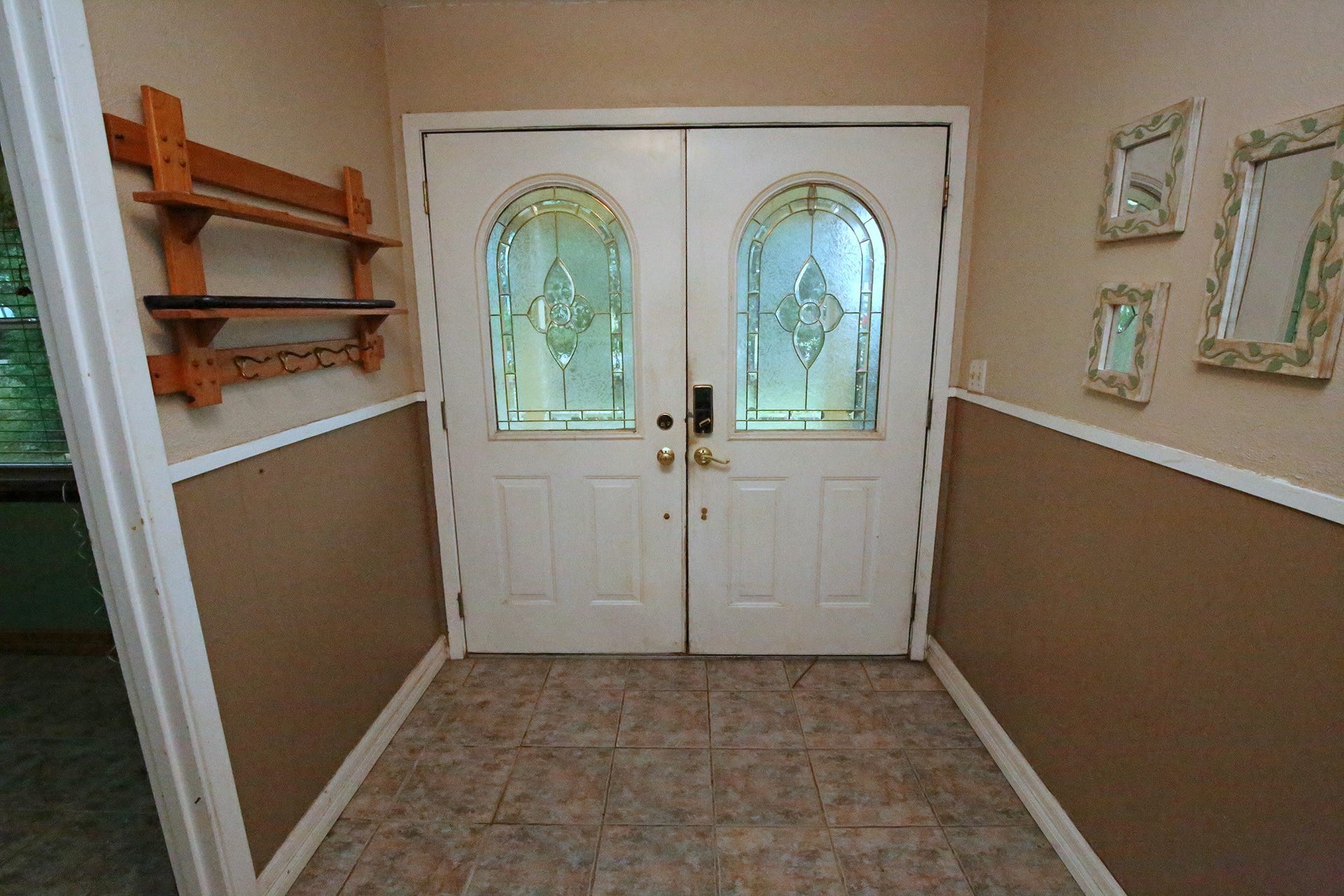 4929 S Elm Avenue, Santa Fe, TX 77517 Come on in!! What a welcoming front entryway!