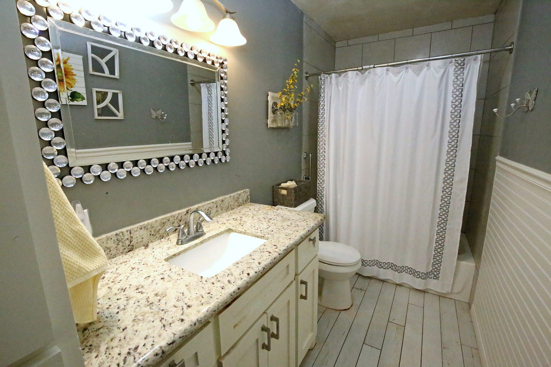 4929 S Elm Avenue, Santa Fe, TX 77517 Hall bath with a shower/tub