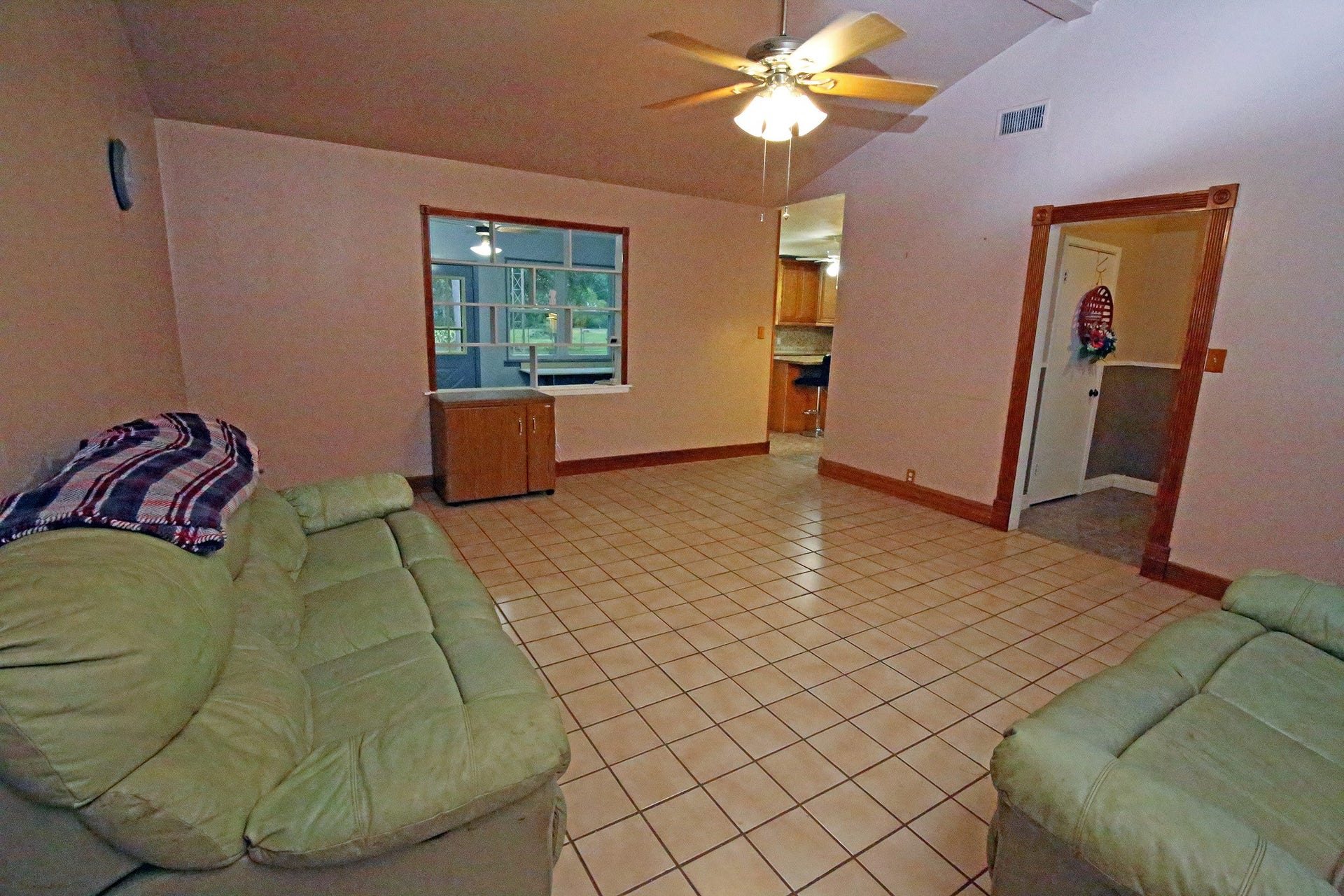 4929 S Elm Avenue, Santa Fe, TX 77517 Plenty of room in this spacious living room! Bring the sectional!!