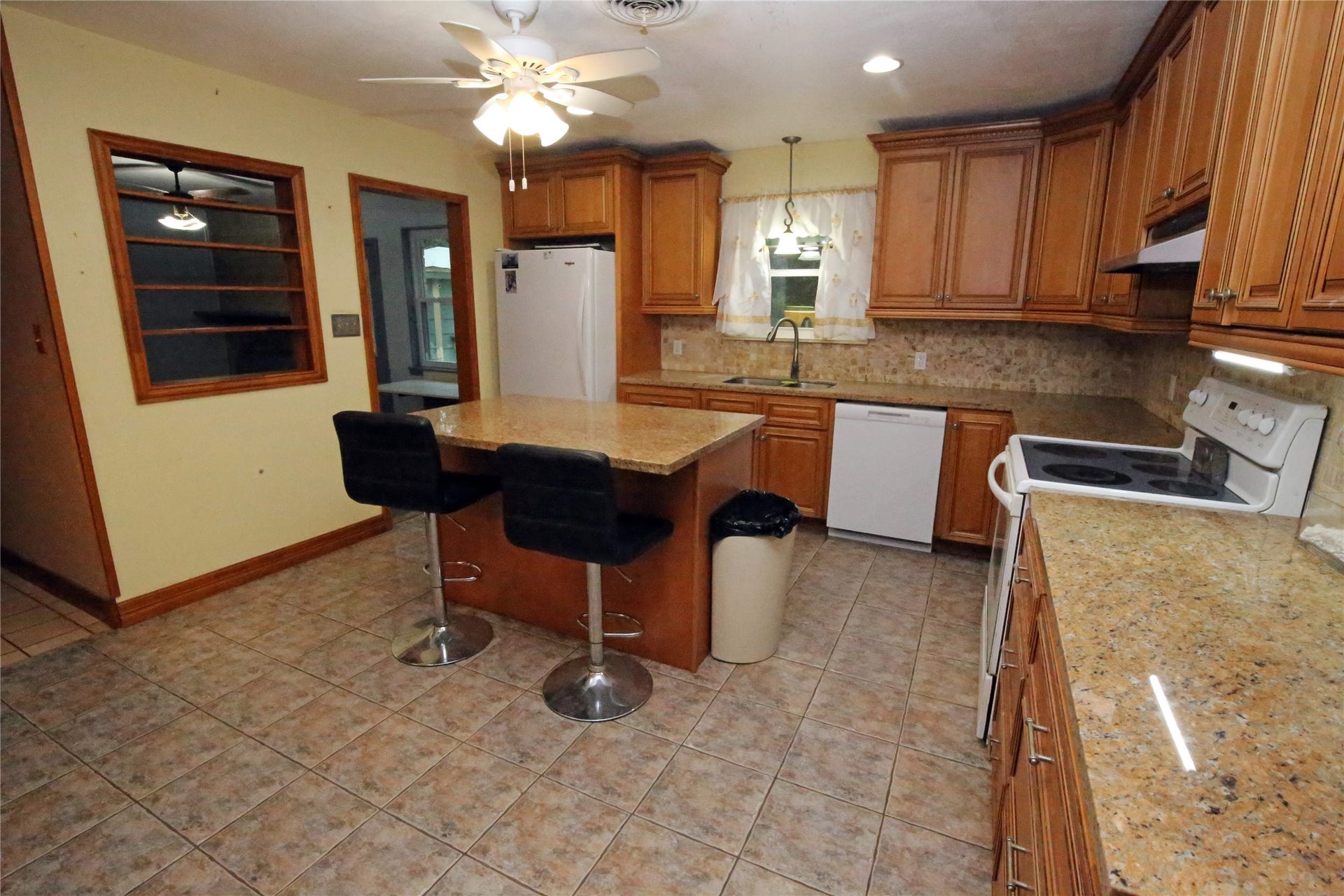 4929 S Elm Avenue, Santa Fe, TX 77517 This kitchen has granite countertops and loads of cabinet space!!