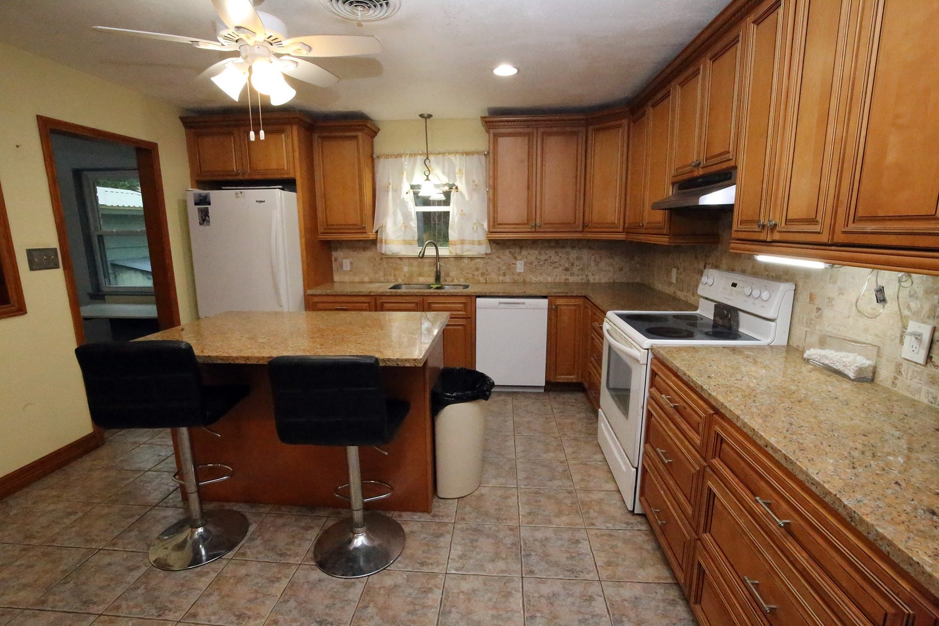 4929 S Elm Avenue, Santa Fe, TX 77517 Dishwasher is less than a year old!