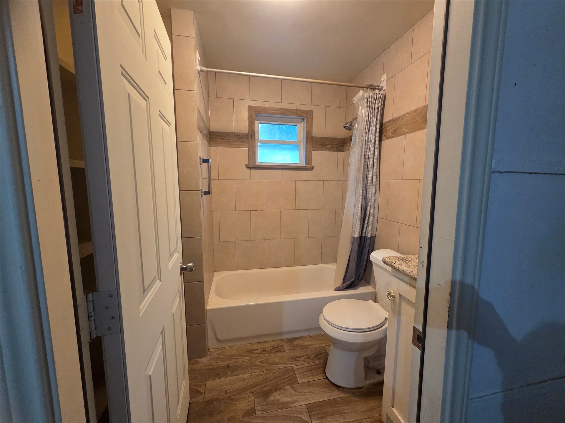 4929 S Elm Avenue, Santa Fe, TX 77517 Bathroom #2 in the Garage