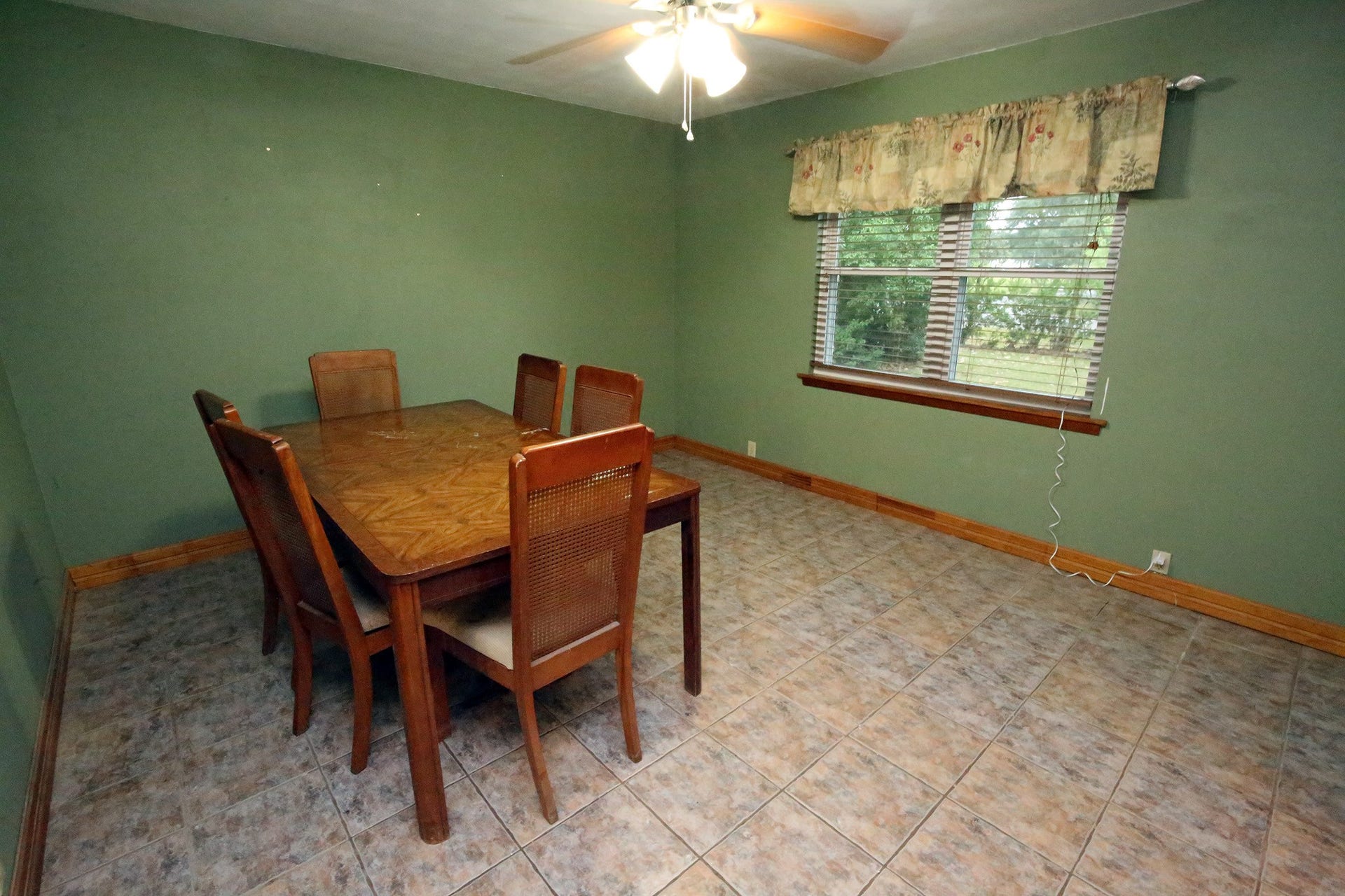 4929 S Elm Avenue, Santa Fe, TX 77517 Formal Dining Room for all those get togethers!!