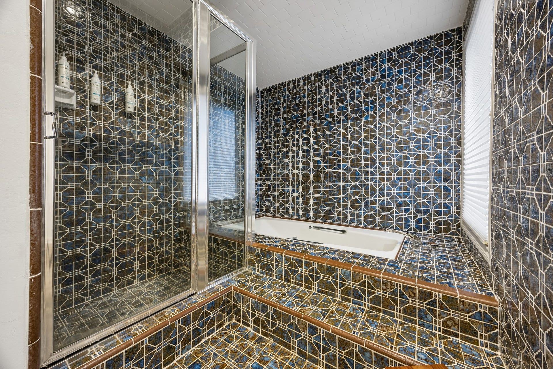2524 Nantucket Drive, #C, Houston, TX 77057 Primary retreat with soaking tub and shower.