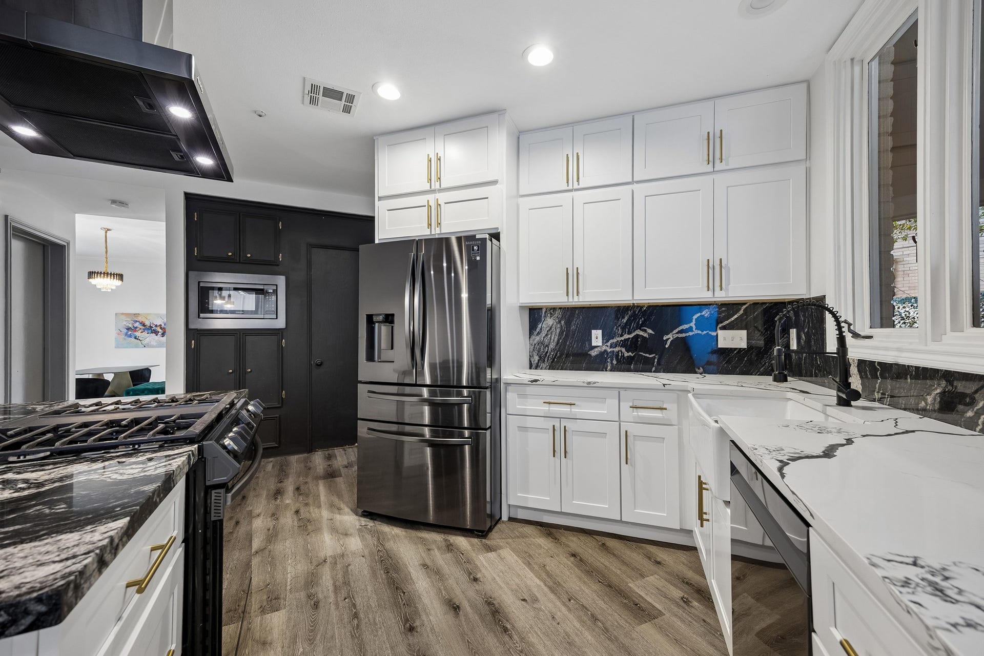 2524 Nantucket Drive, #C, Houston, TX 77057 Chefs kitchen with gas stove.