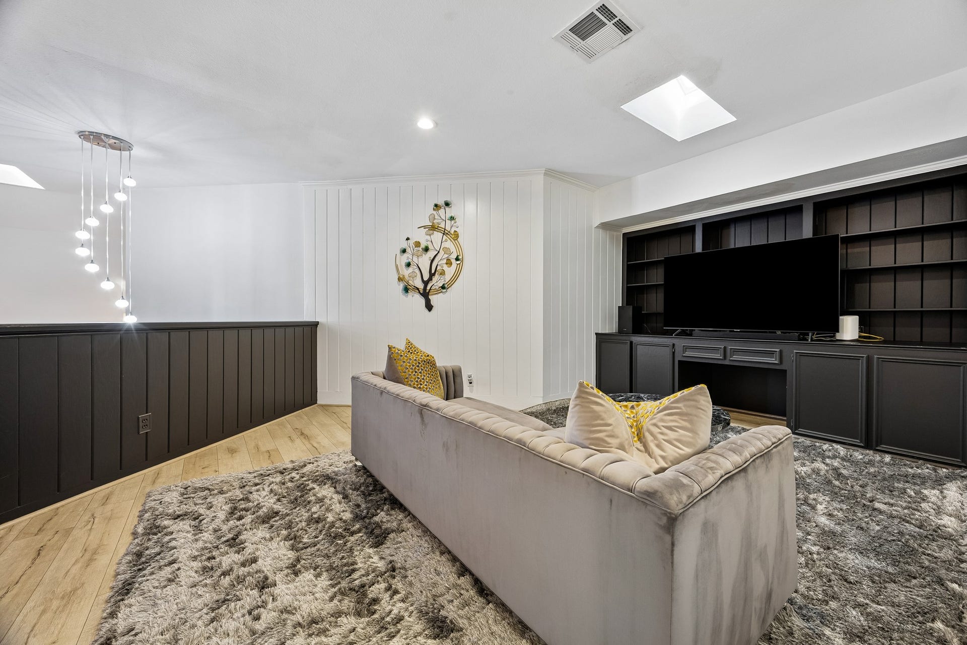 2524 Nantucket Drive, #C, Houston, TX 77057 Second floor entertainment area.