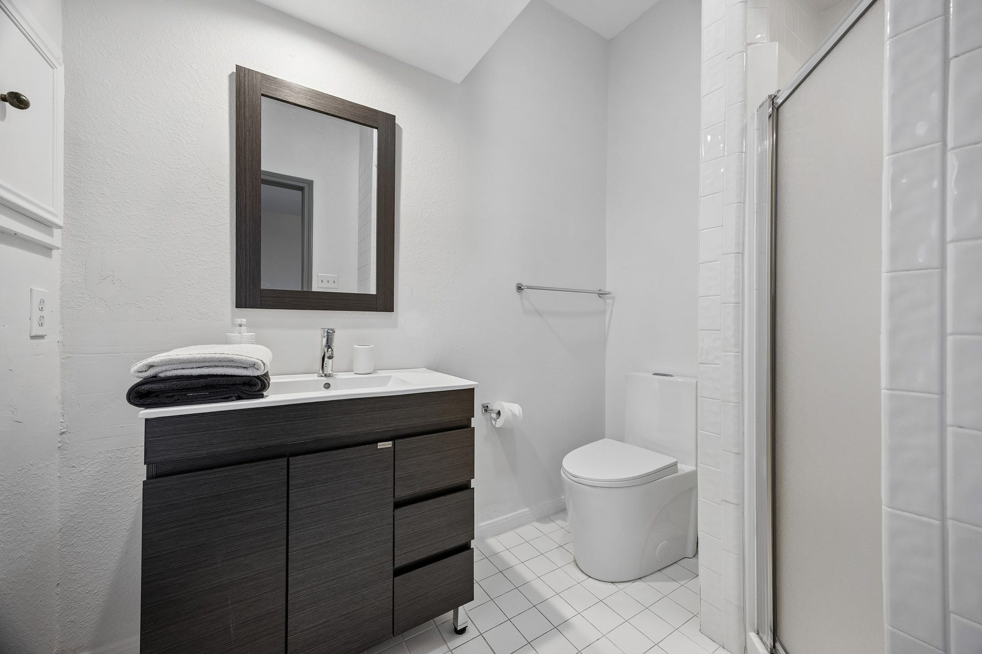 2524 Nantucket Drive, #C, Houston, TX 77057 Secondary ensuite bathroom
