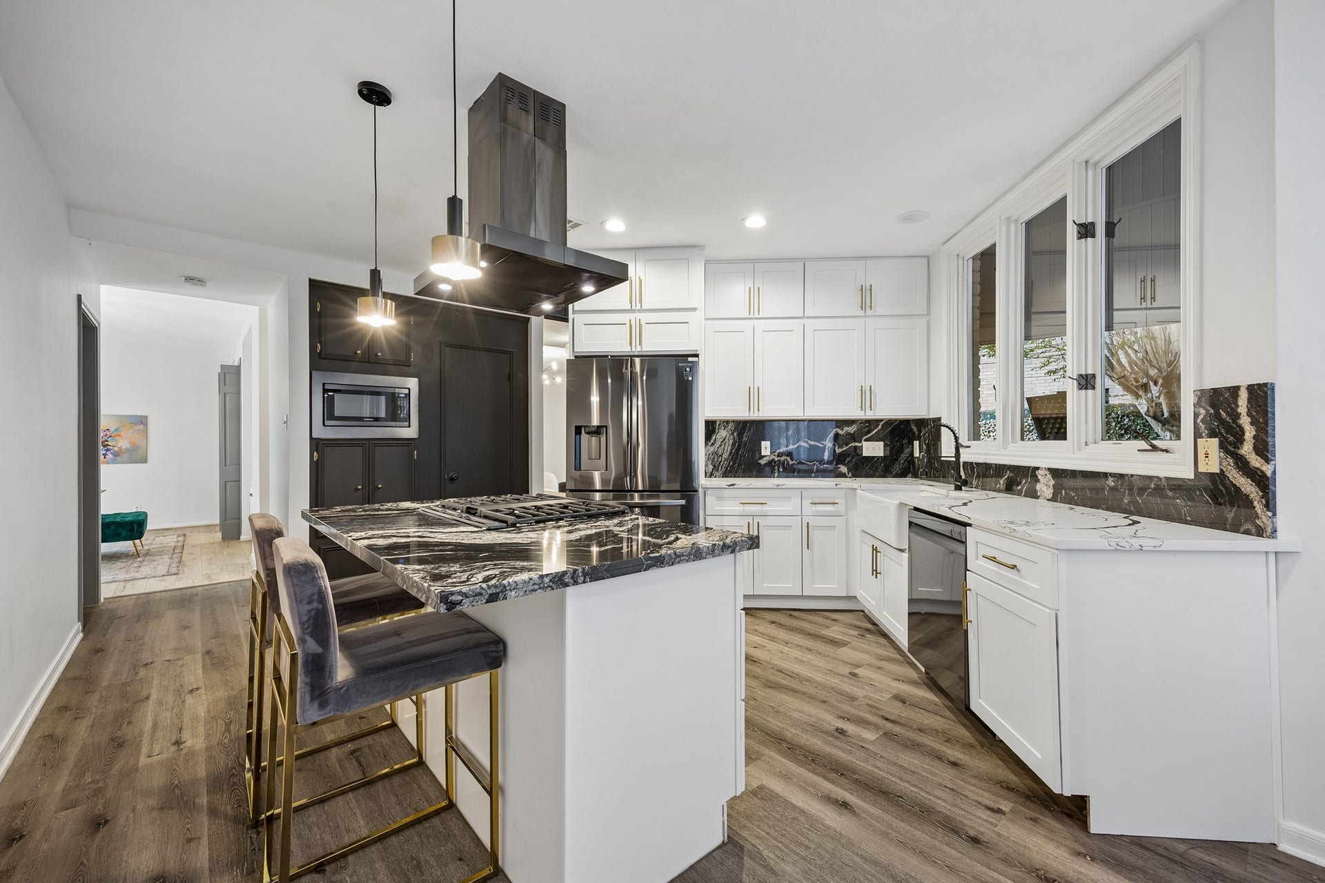 2524 Nantucket Drive, #C, Houston, TX 77057 Island kitchen with gas cooktop and venta hood.