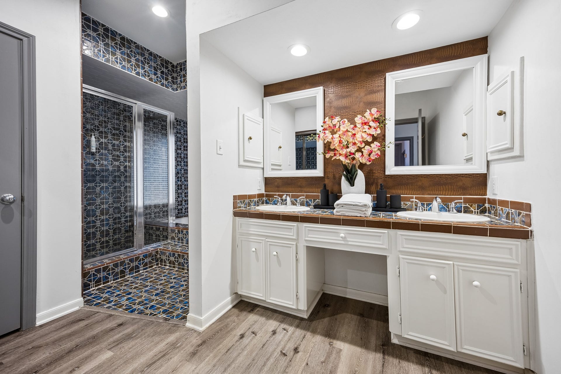 2524 Nantucket Drive, #C, Houston, TX 77057 Primary Bathroom featuring a dual vanity, a soaking tub, and a separate walk-in shower.