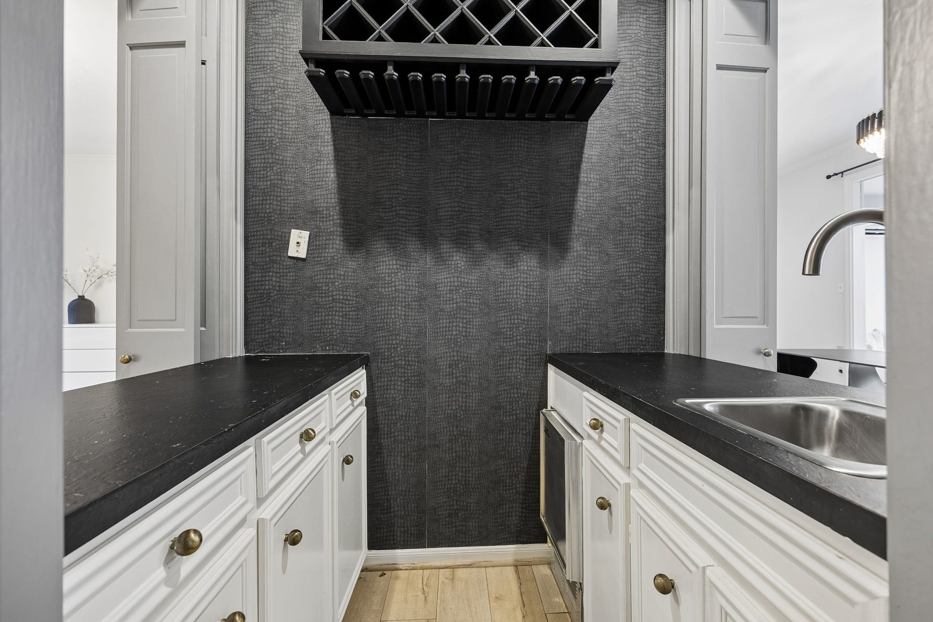 2524 Nantucket Drive, #C, Houston, TX 77057 Entertainment and beverage bar.