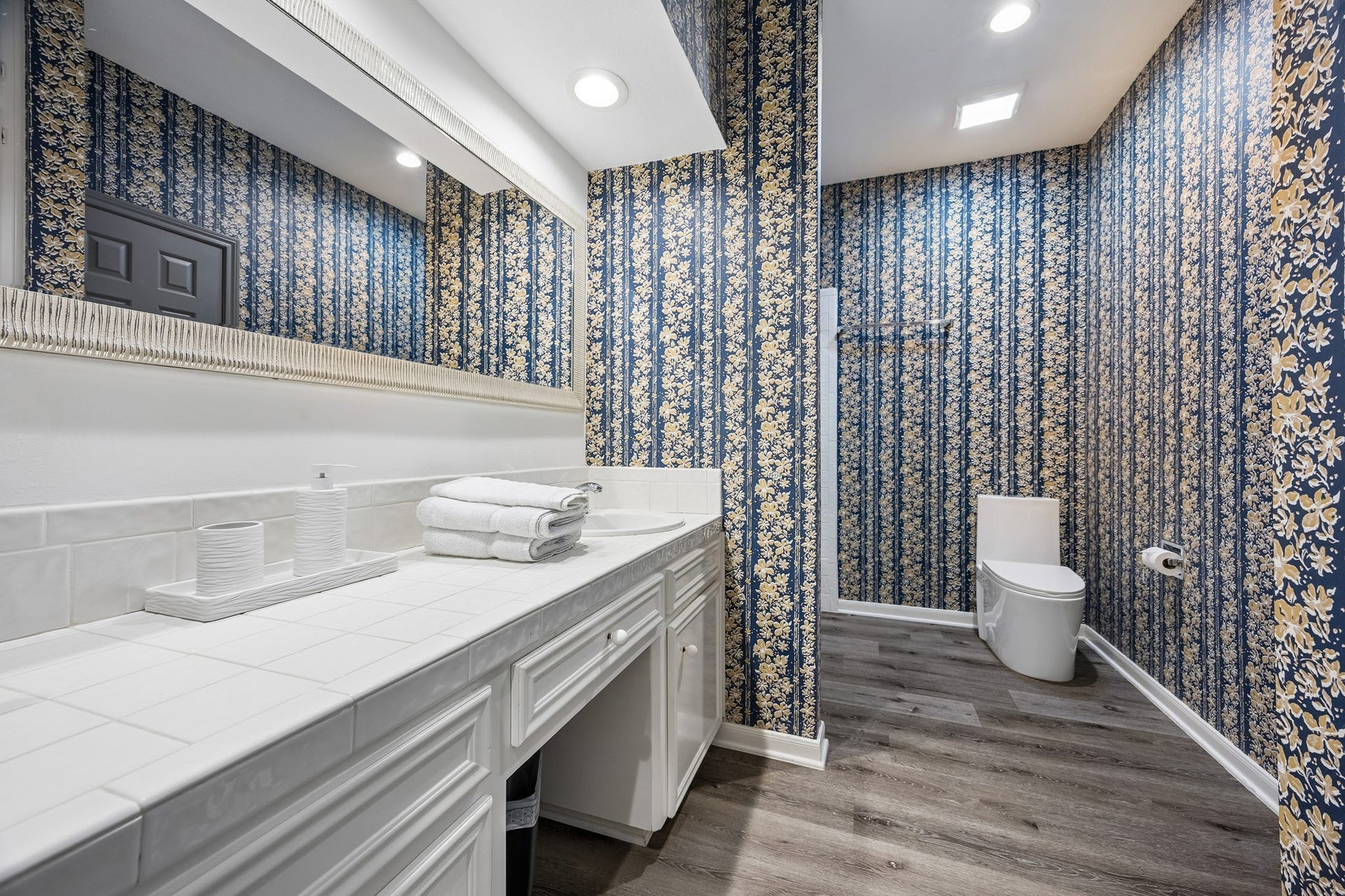 2524 Nantucket Drive, #C, Houston, TX 77057 Secondary bathroom.