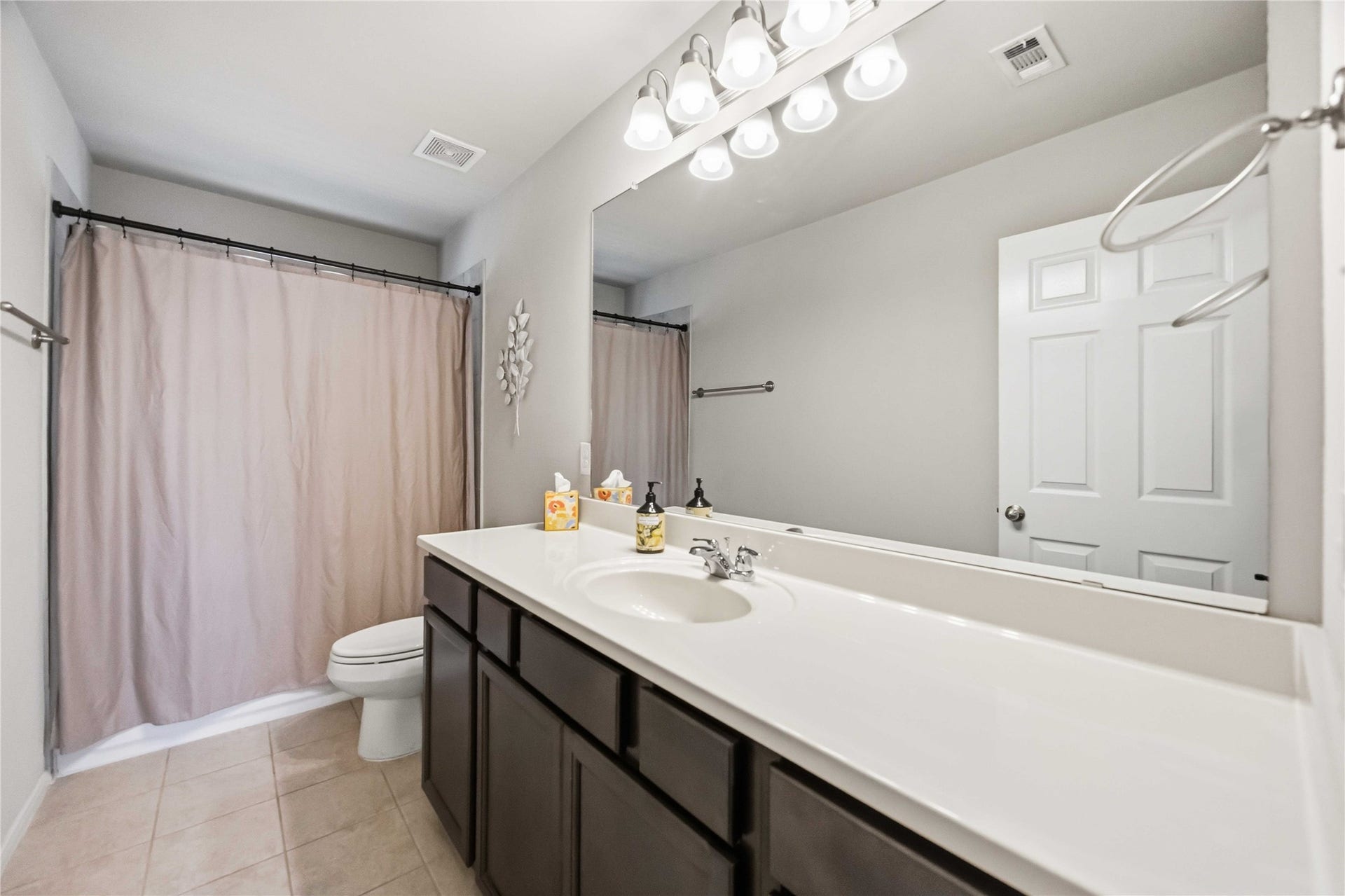 6420 Innsbruck Meadows Lane, Houston, TX 77048 Secondary Bathroom