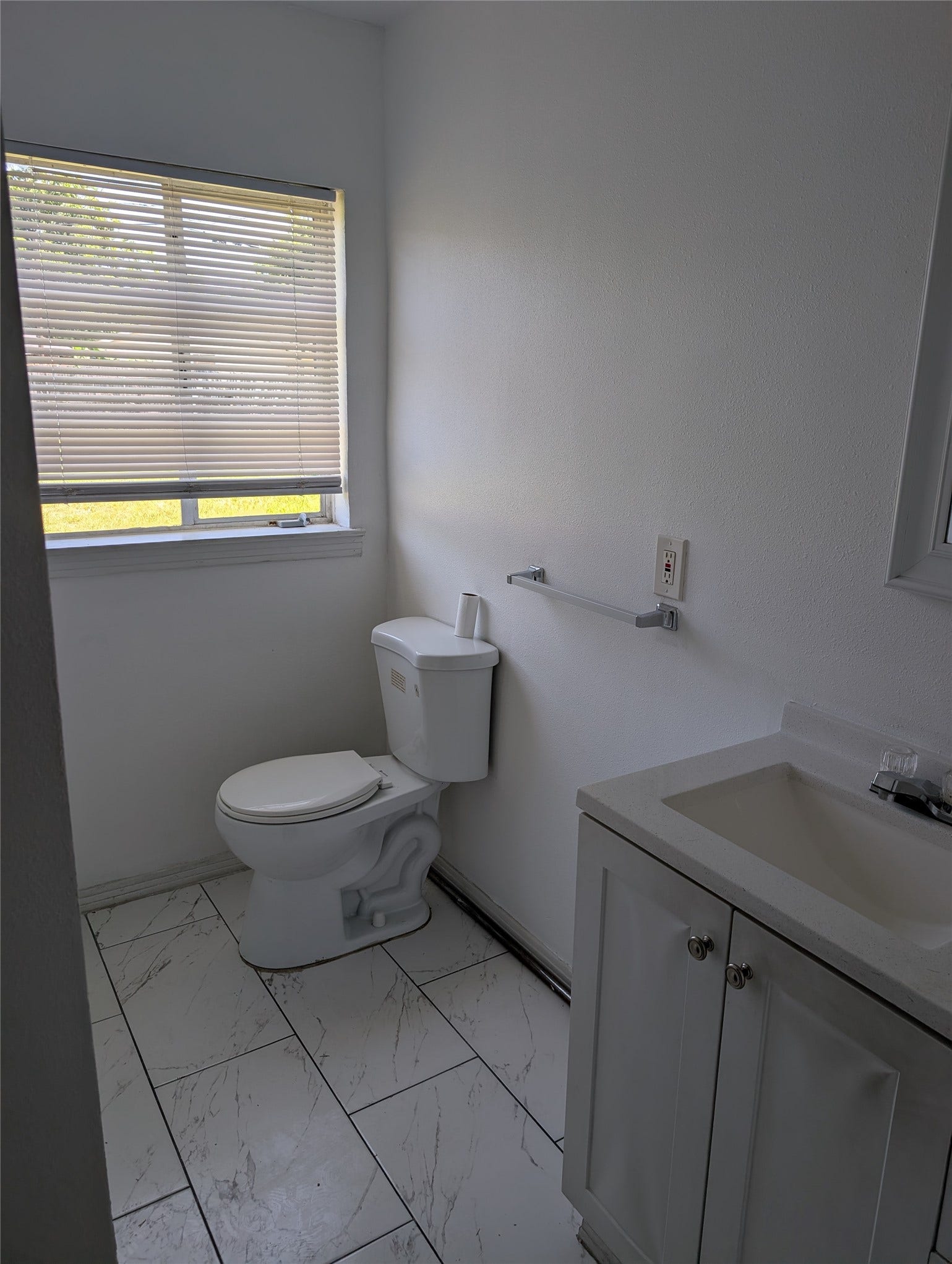 109 E Parker Road, Houston, TX 77076 Bath with tile floor