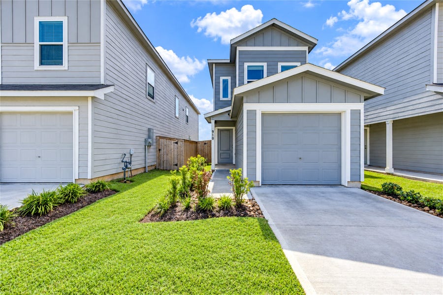 Property photo for 910 Pertuso Ln, Huffman, TX