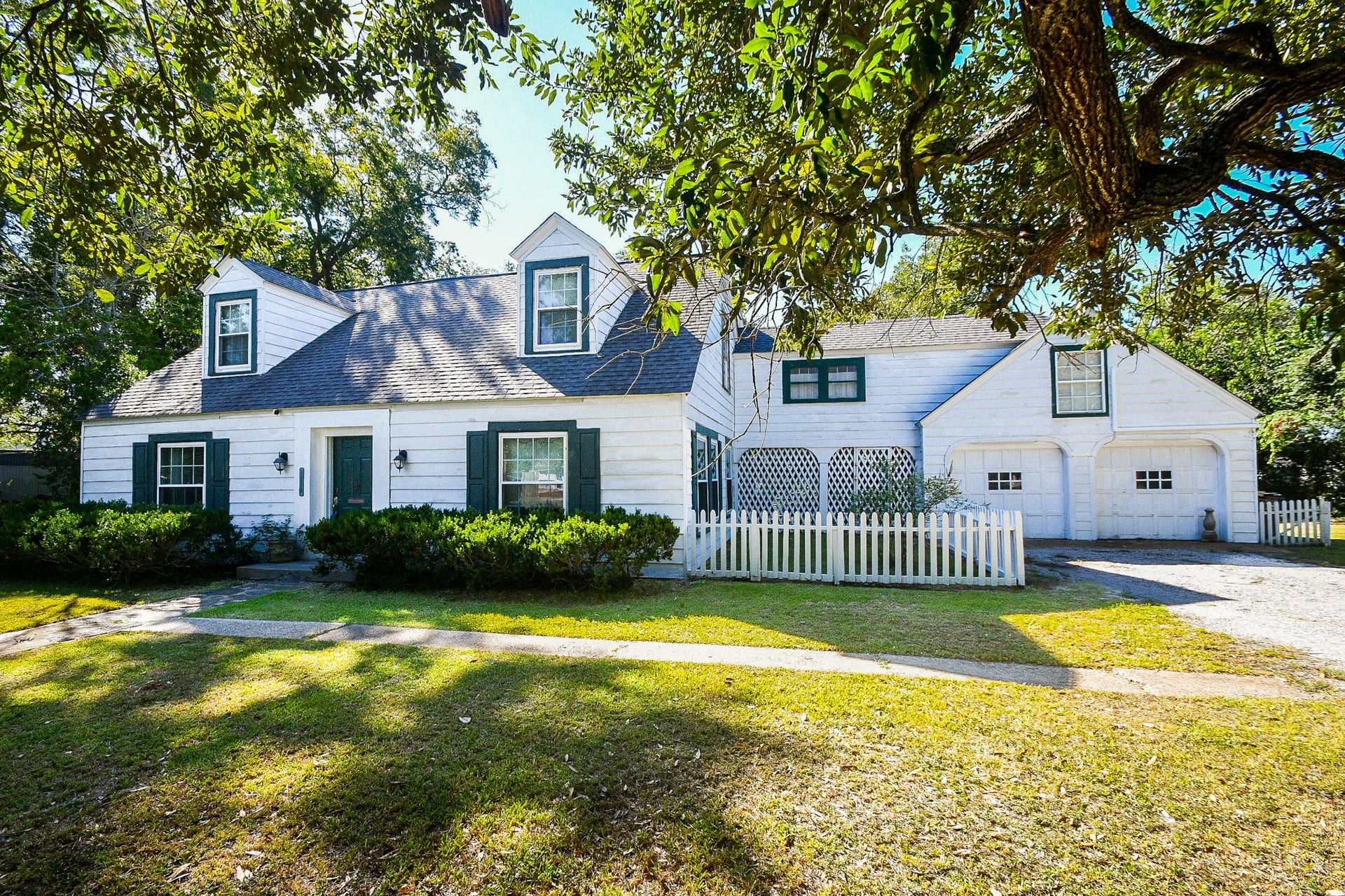 1118 E Cedar Street, Angleton, TX 77515 1118 E Cedar Street, Angleton, TX 77515