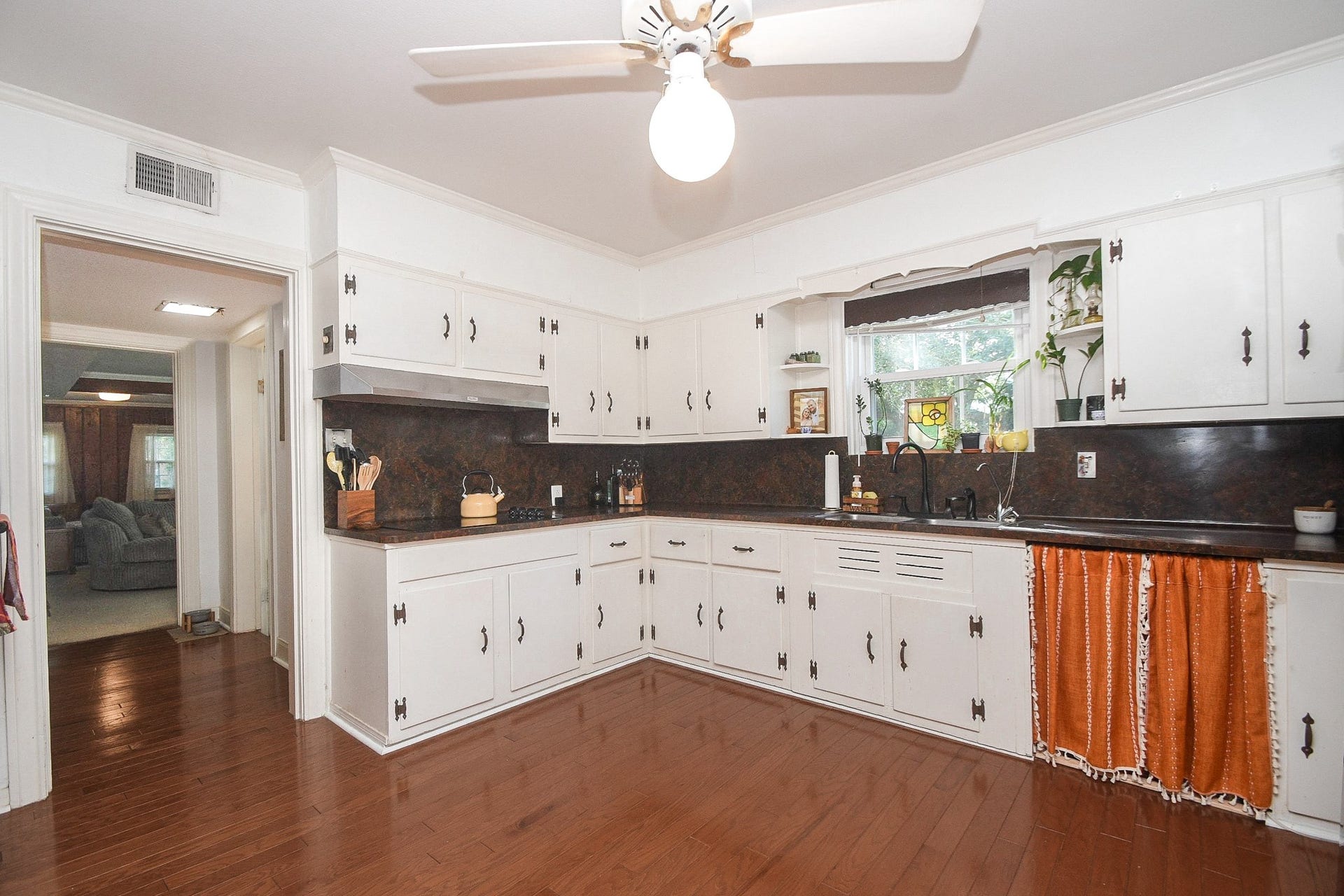 1118 E Cedar Street, Angleton, TX 77515 1118 E Cedar Street, Angleton, TX 77515