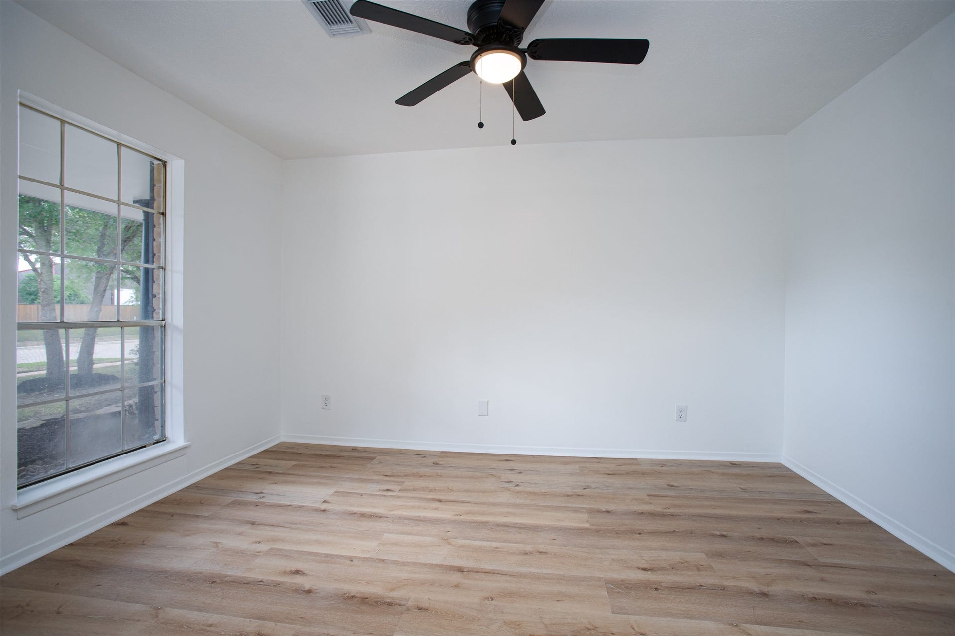16131 Forest Way Drive, Houston, TX 77090 Flex/ office space that is perfect for whatever you can imagine! The front window brings in such romantic lighting.