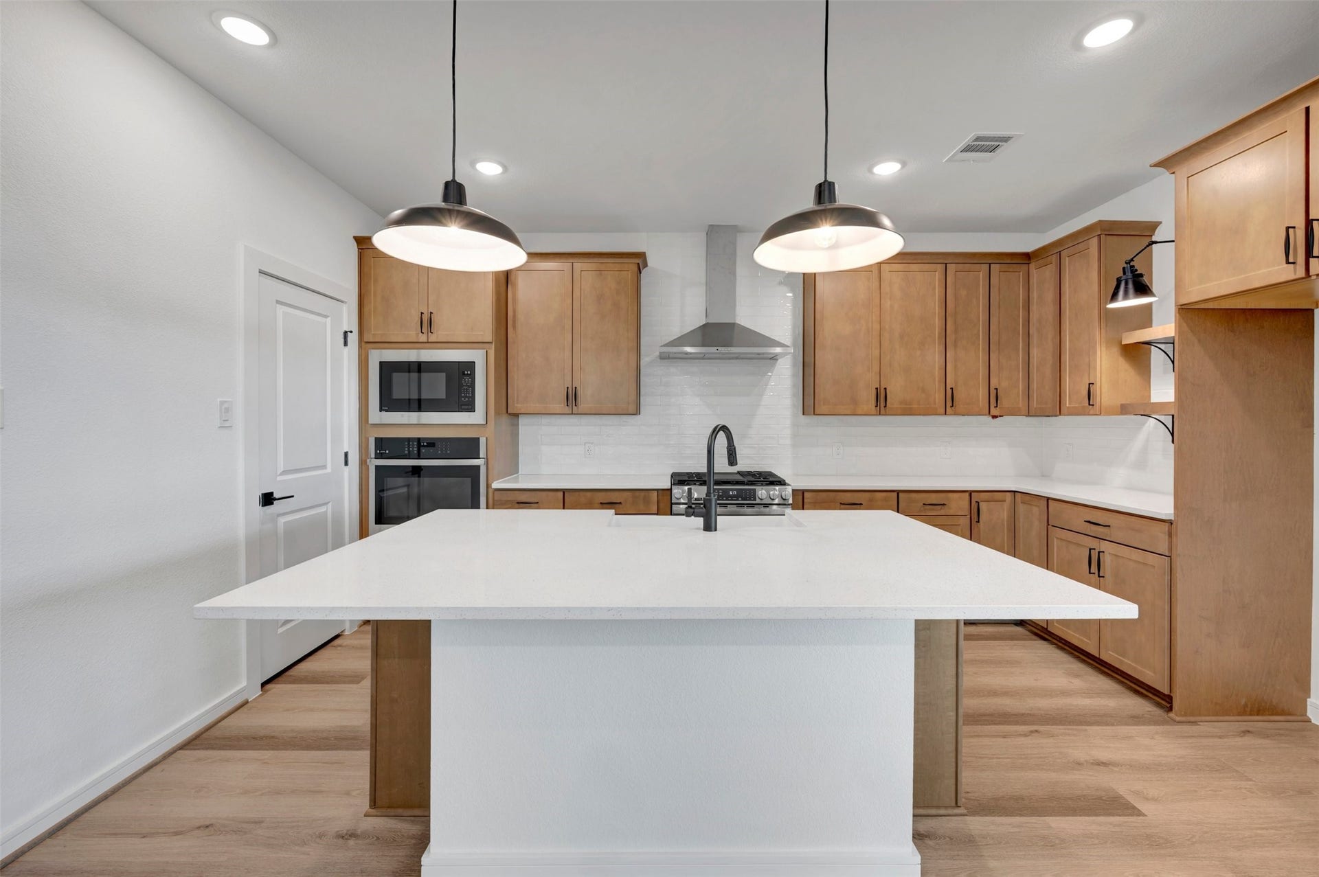 29443 Oaklawn View Drive, Waller, TX 77484 Chef-worthy island kitchen (*Photo not of actual home and used for illustration purposes only.)