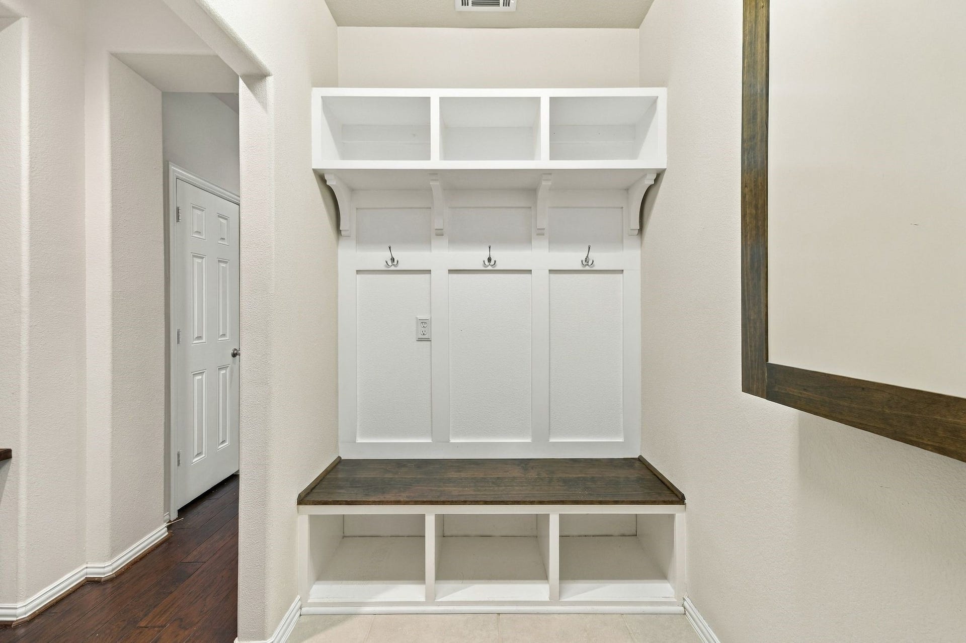 8319 Floating Heart Court, Conroe, TX 77385 Custom mudroom with built-in bench, storage cabinetry, in laundry room.