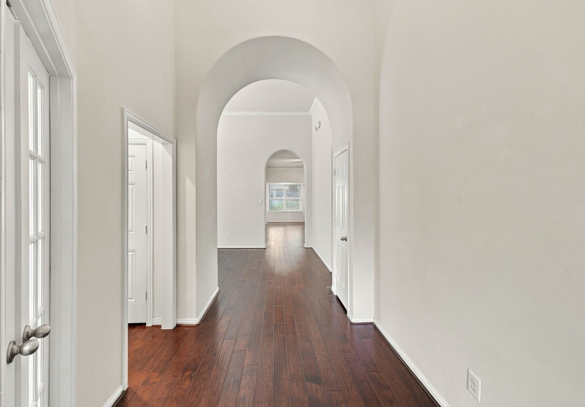 8319 Floating Heart Court, Conroe, TX 77385 Graceful archways introduce the homes elegant architectural character.